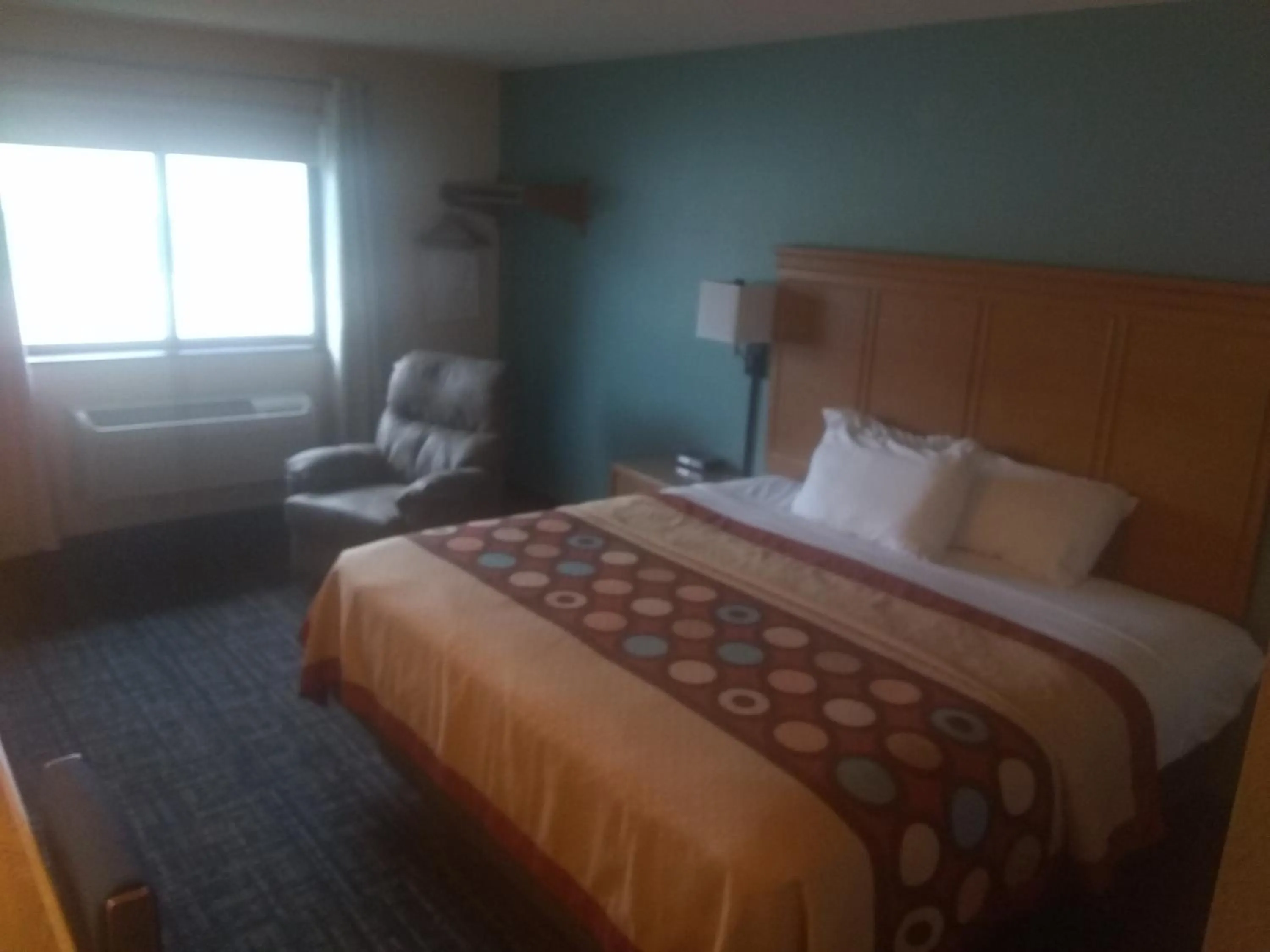 Photo of the whole room, Bed in Super 8 by Wyndham Baxter/Brainerd Area