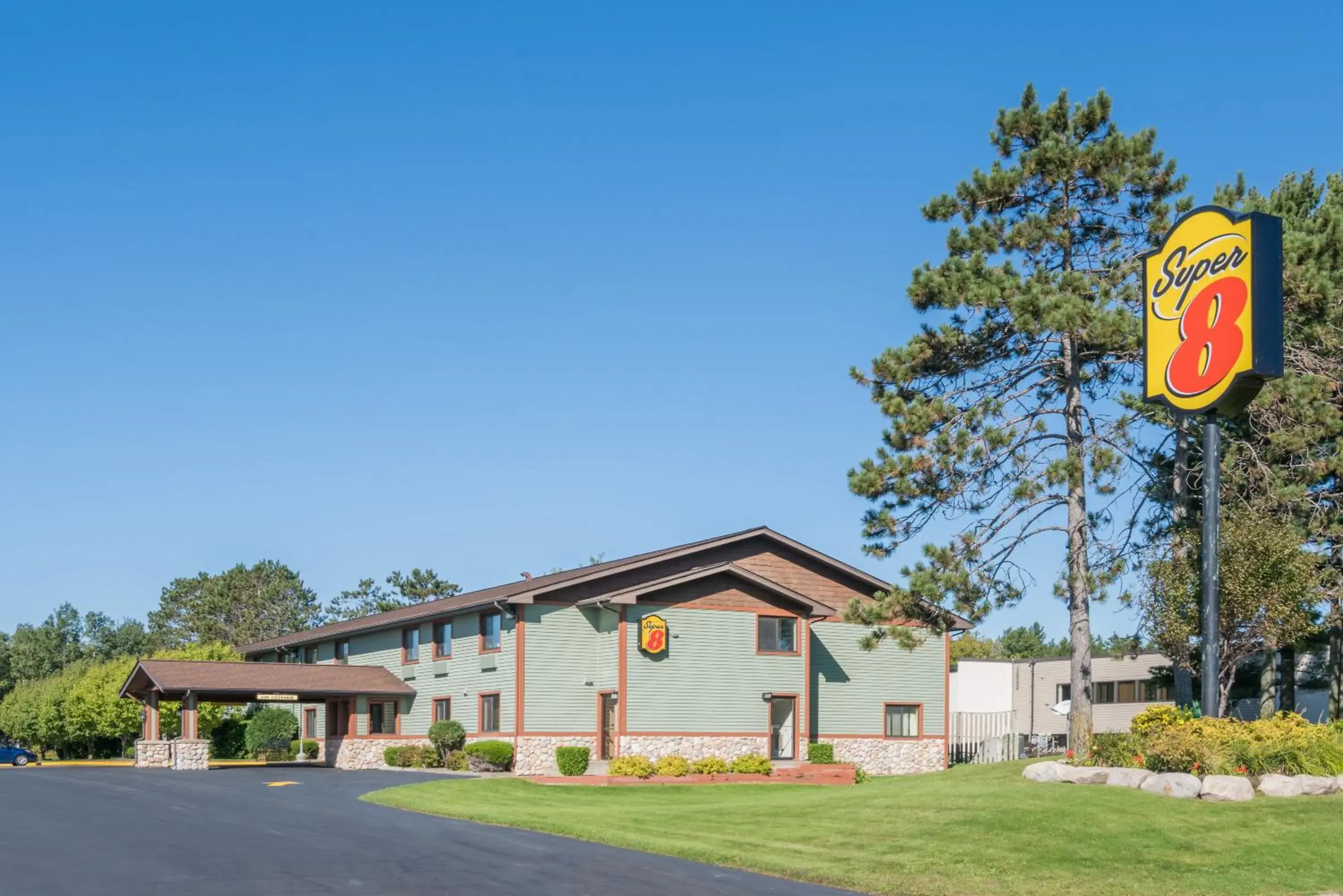 Facade/entrance in Super 8 by Wyndham Baxter/Brainerd Area Facade/entrance in Super 8 by Wyndham Baxter/Brainerd Area