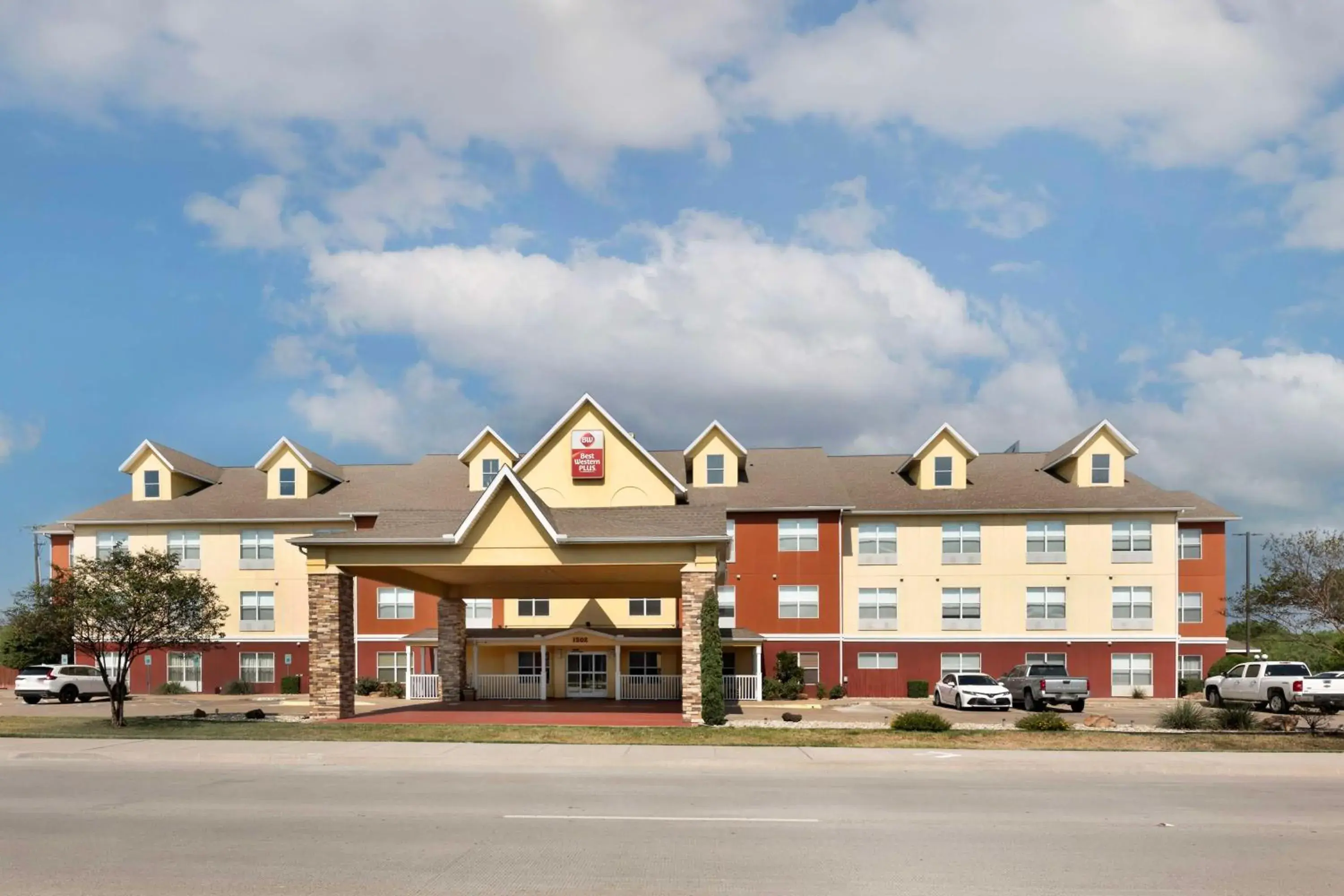 Property building in Best Western Plus Waco North Property building in Best Western Plus Waco North