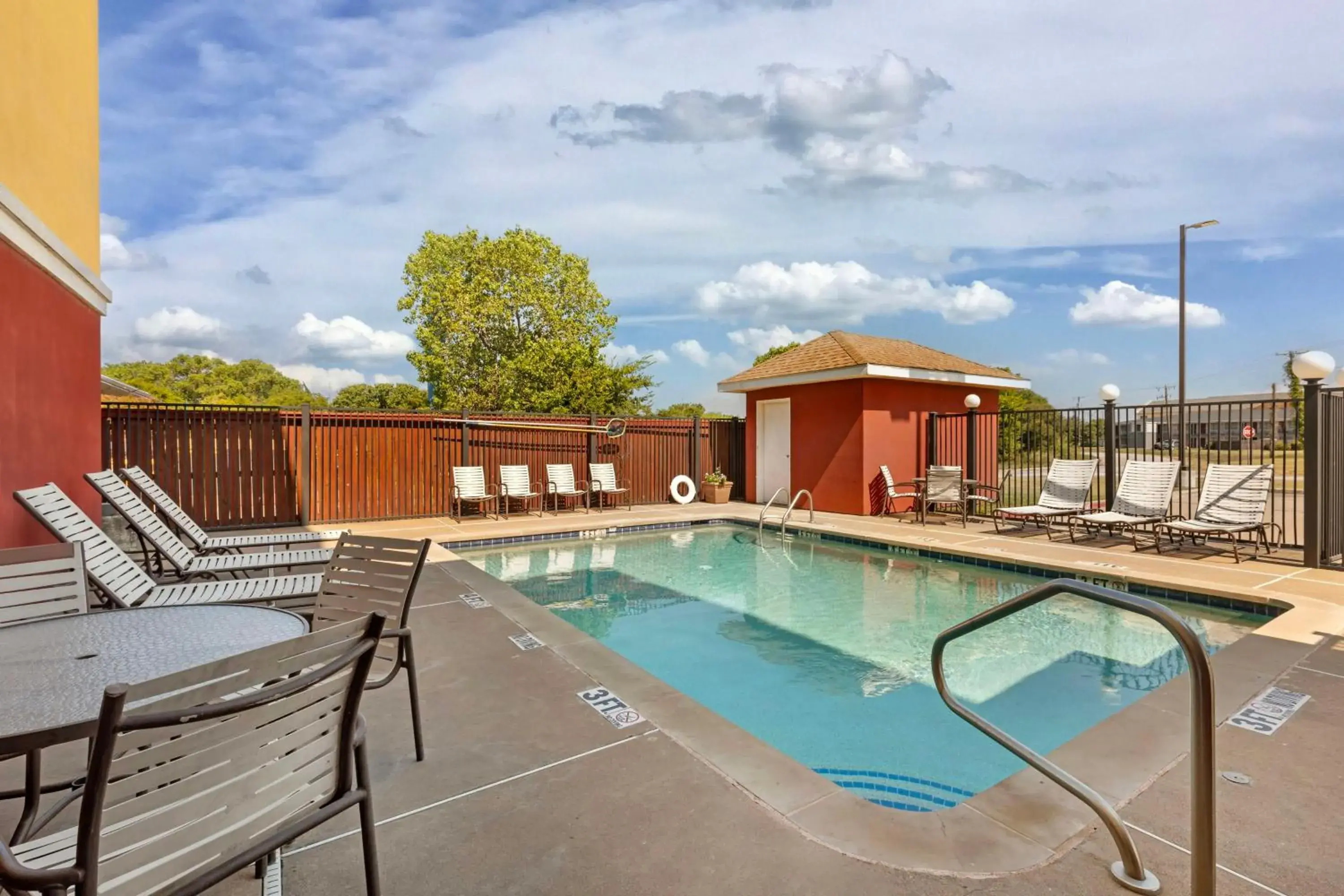 Pool view in Best Western Plus Waco North Pool view in Best Western Plus Waco North