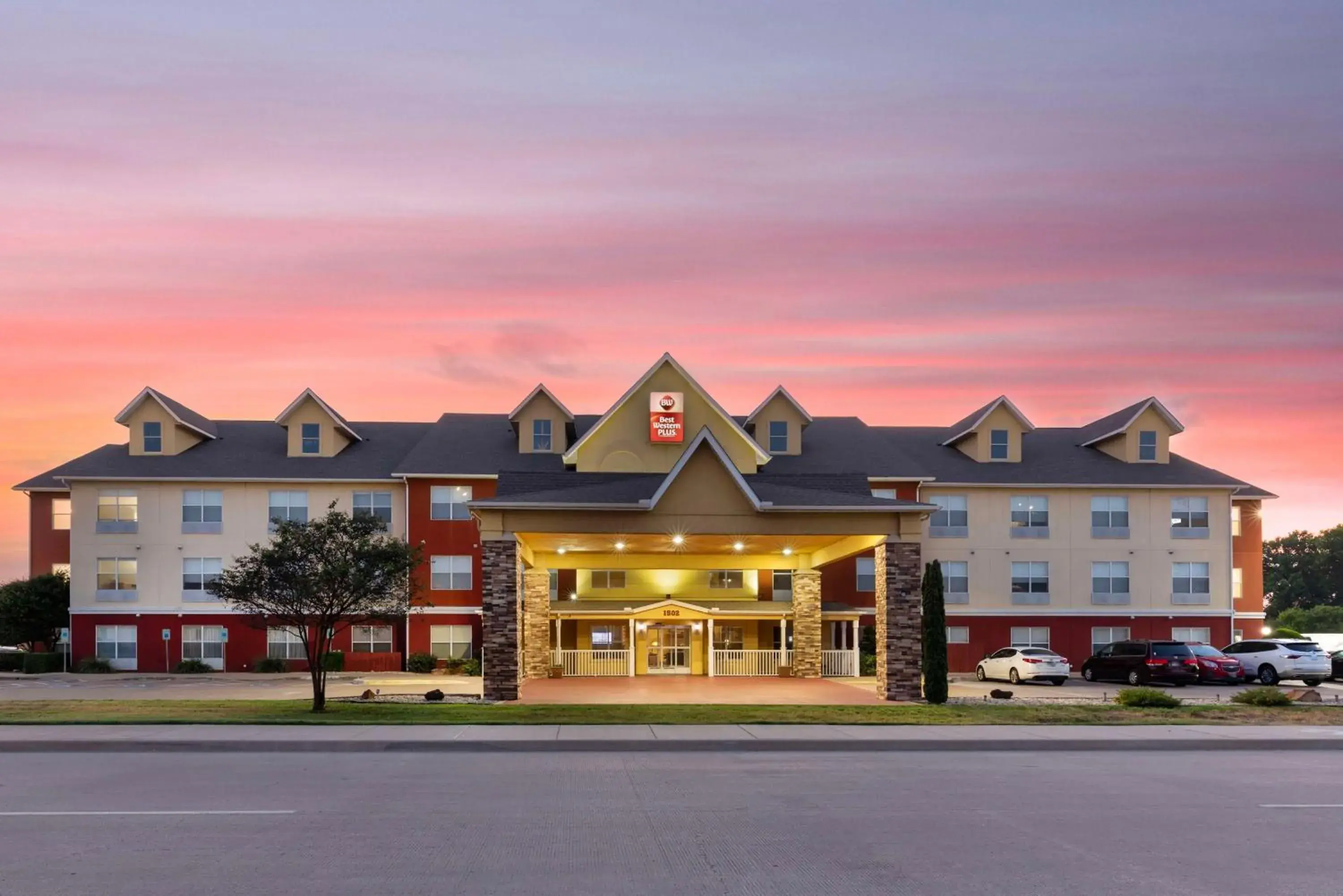 Property building in Best Western Plus Waco North Property building in Best Western Plus Waco North