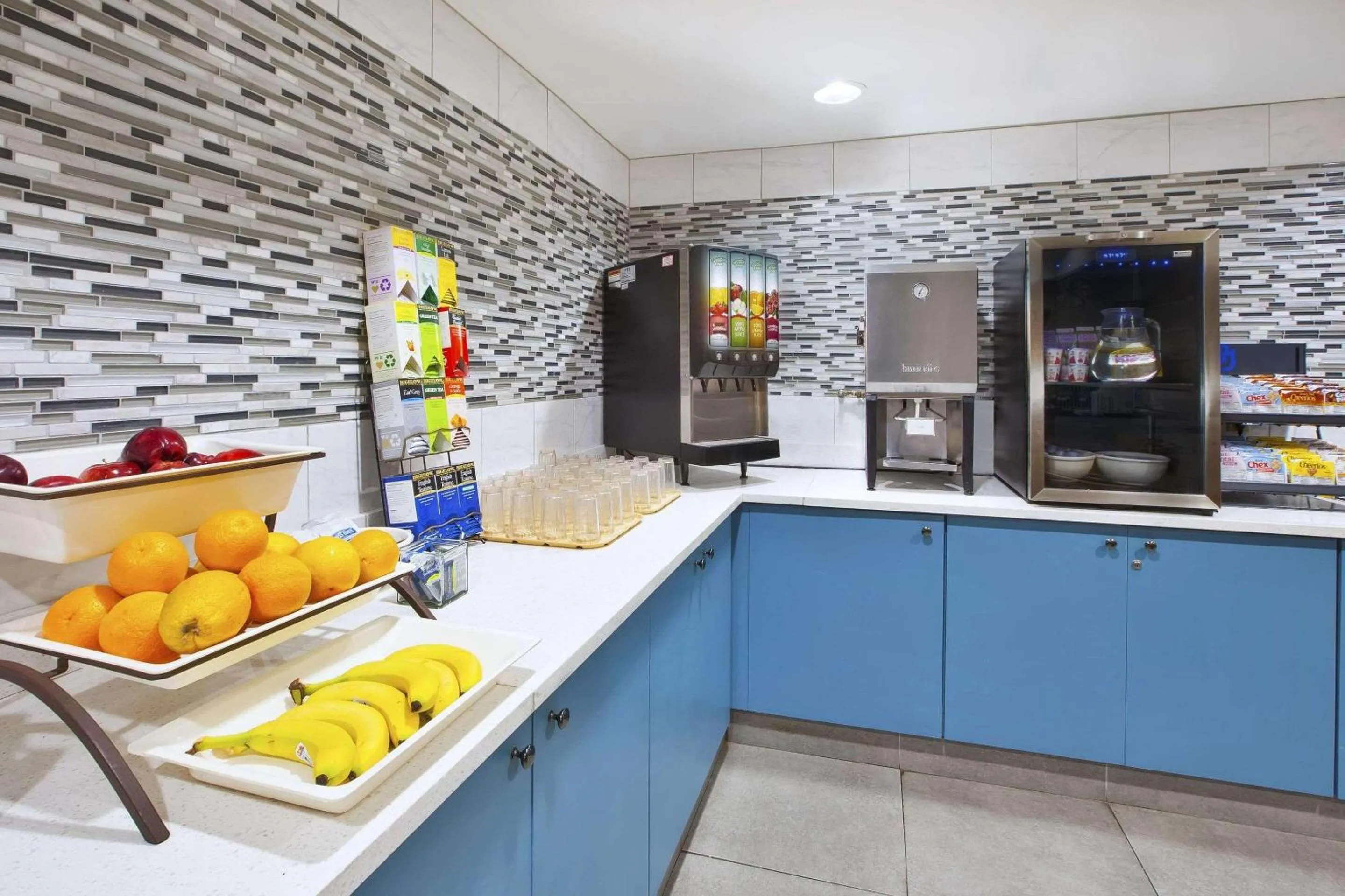 Breakfast in Country Inn & Suites by Radisson, Big Rapids, MI