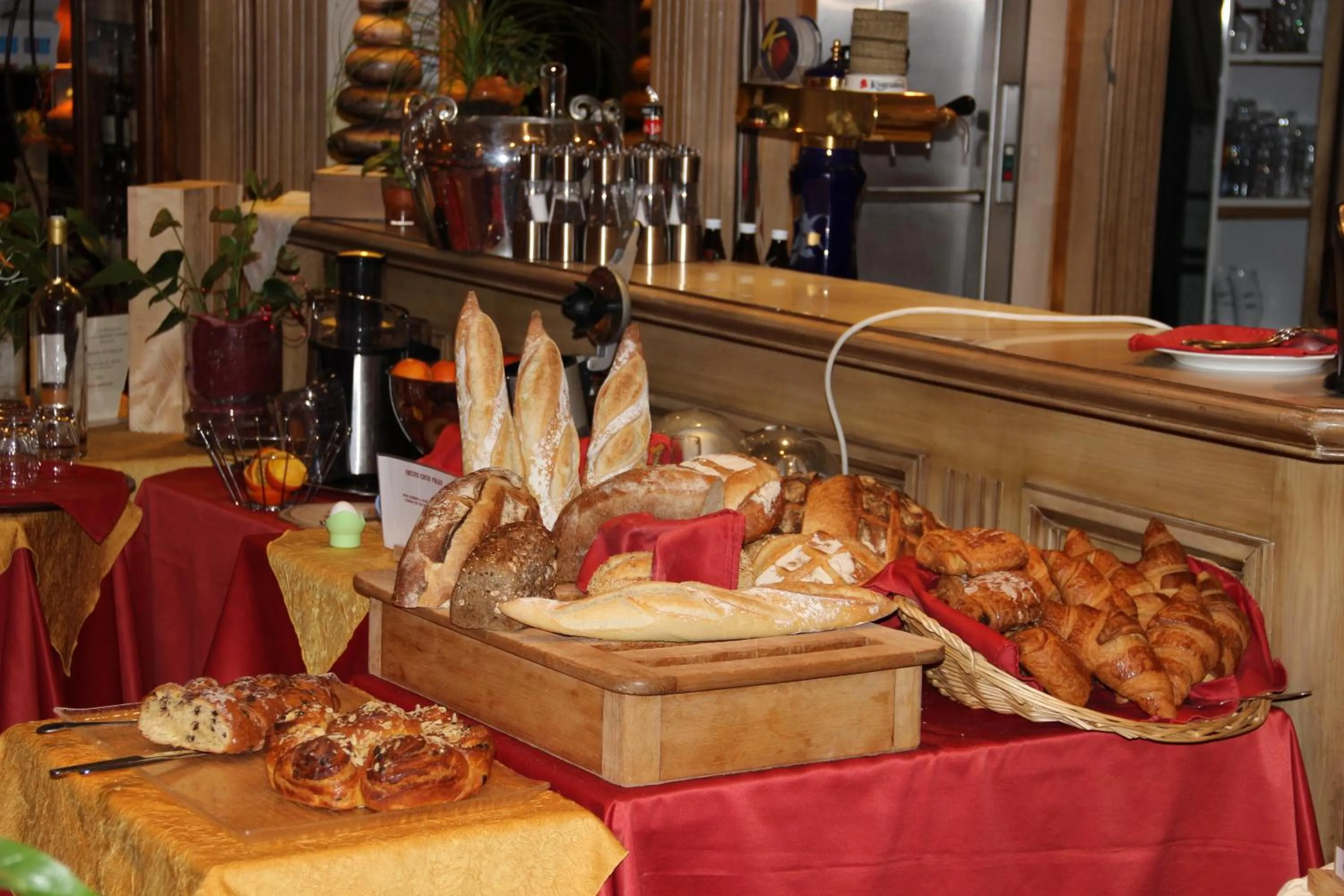 Restaurant/places to eat in Hotel Restaurant Les Pins logis