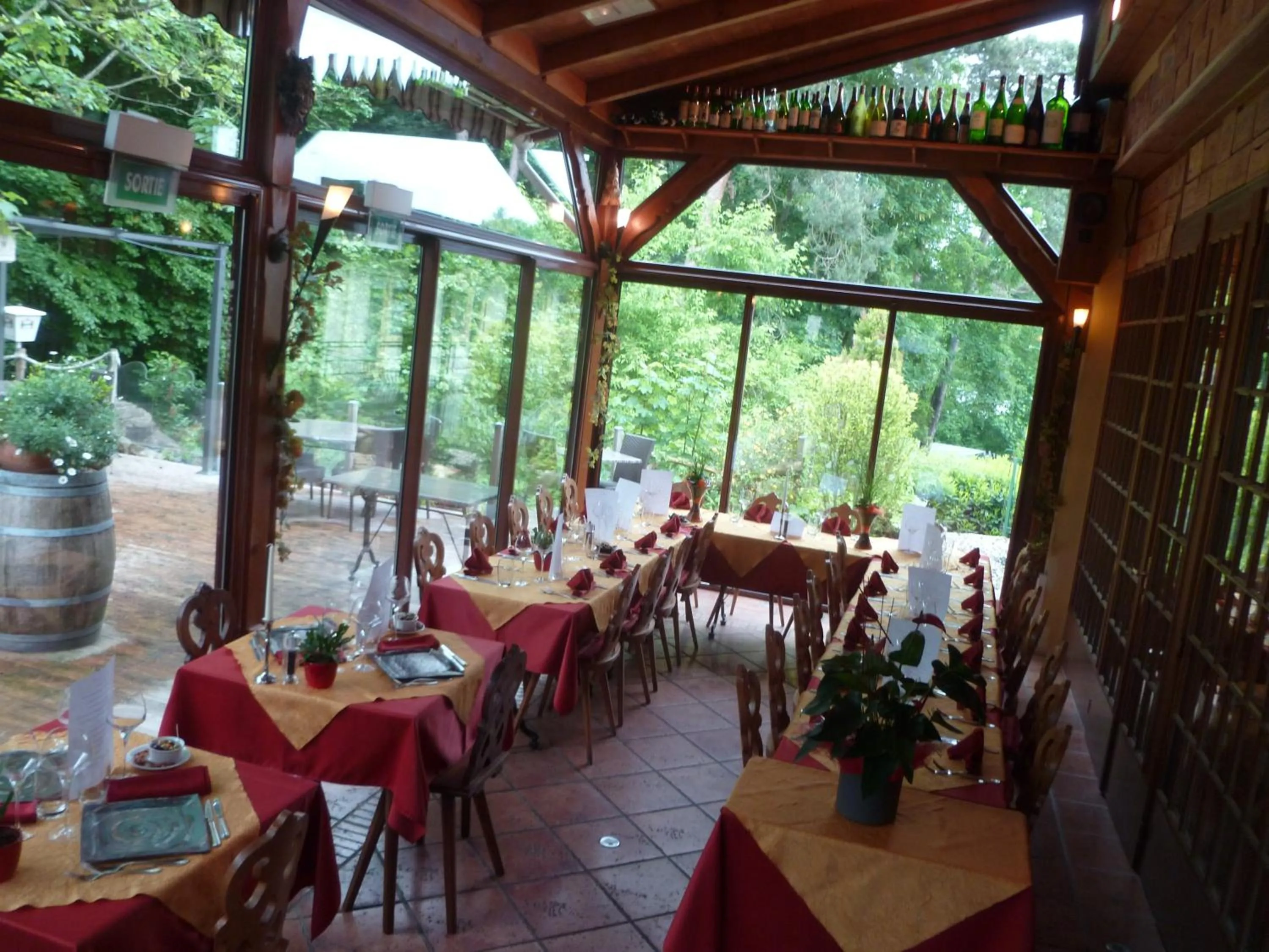 Restaurant/places to eat in Hotel Restaurant Les Pins logis