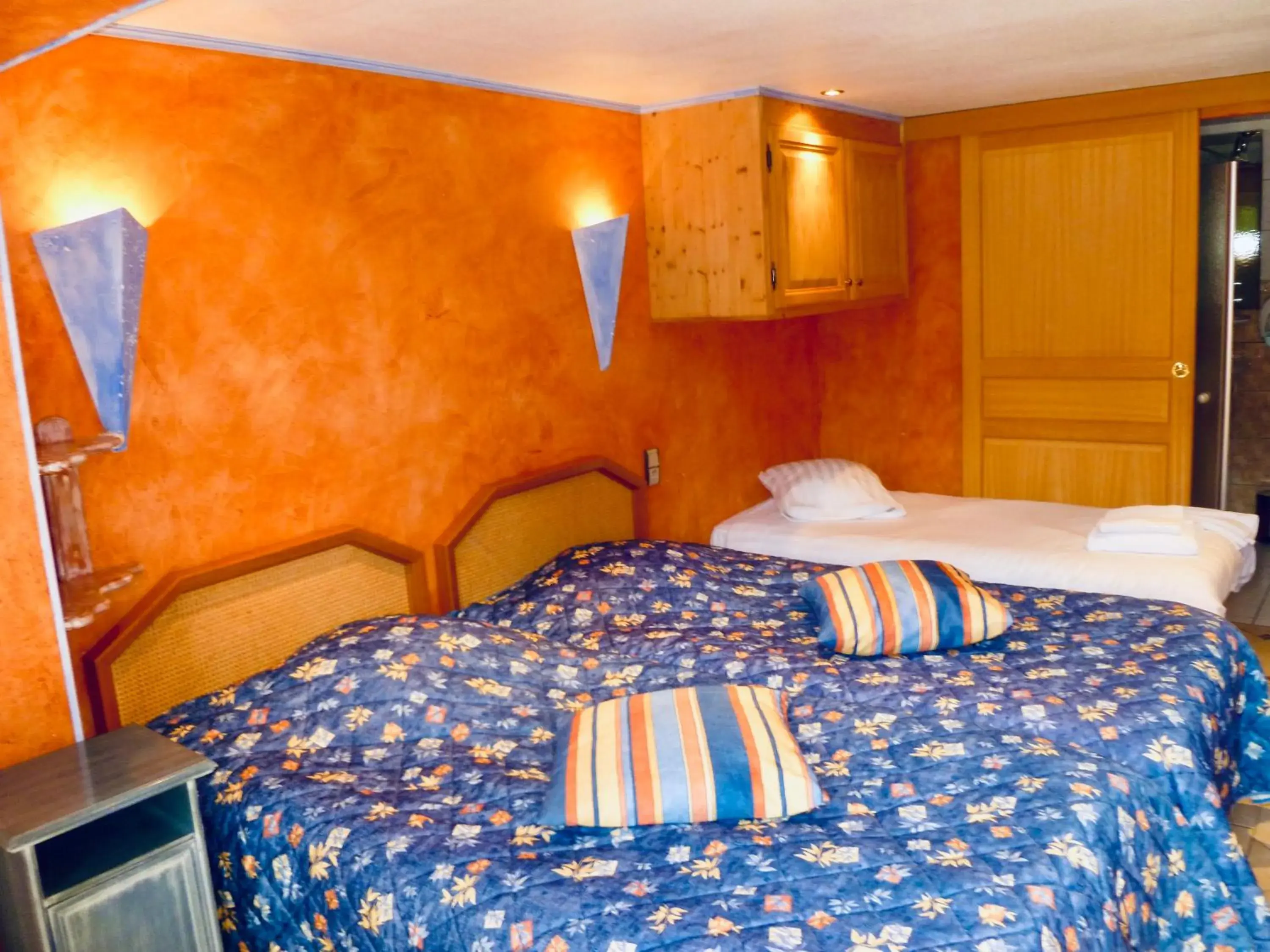 Triple Room in Hotel Restaurant Les Pins logis Triple Room in Hotel Restaurant Les Pins logis