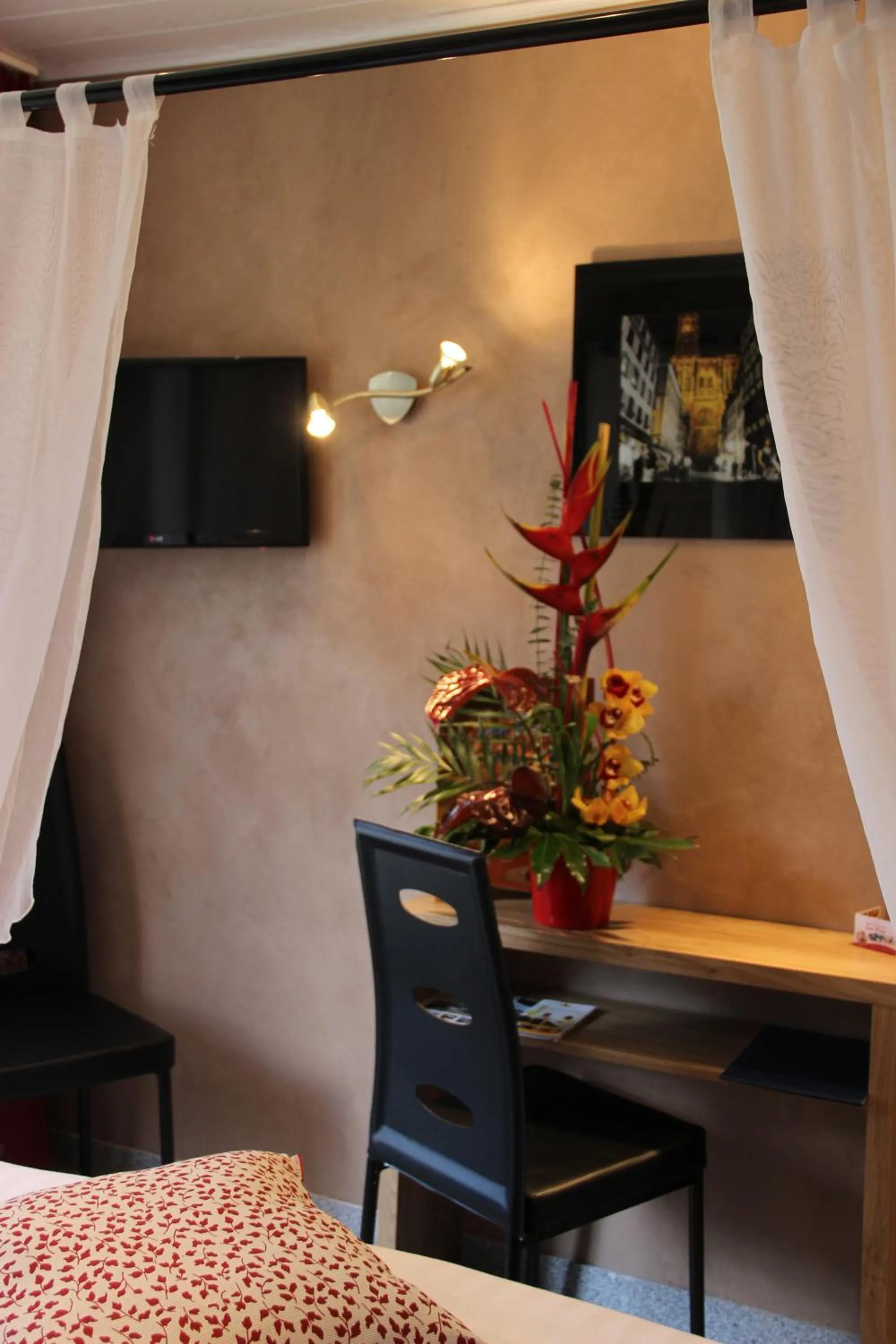 Bedroom in Hotel Restaurant Les Pins logis