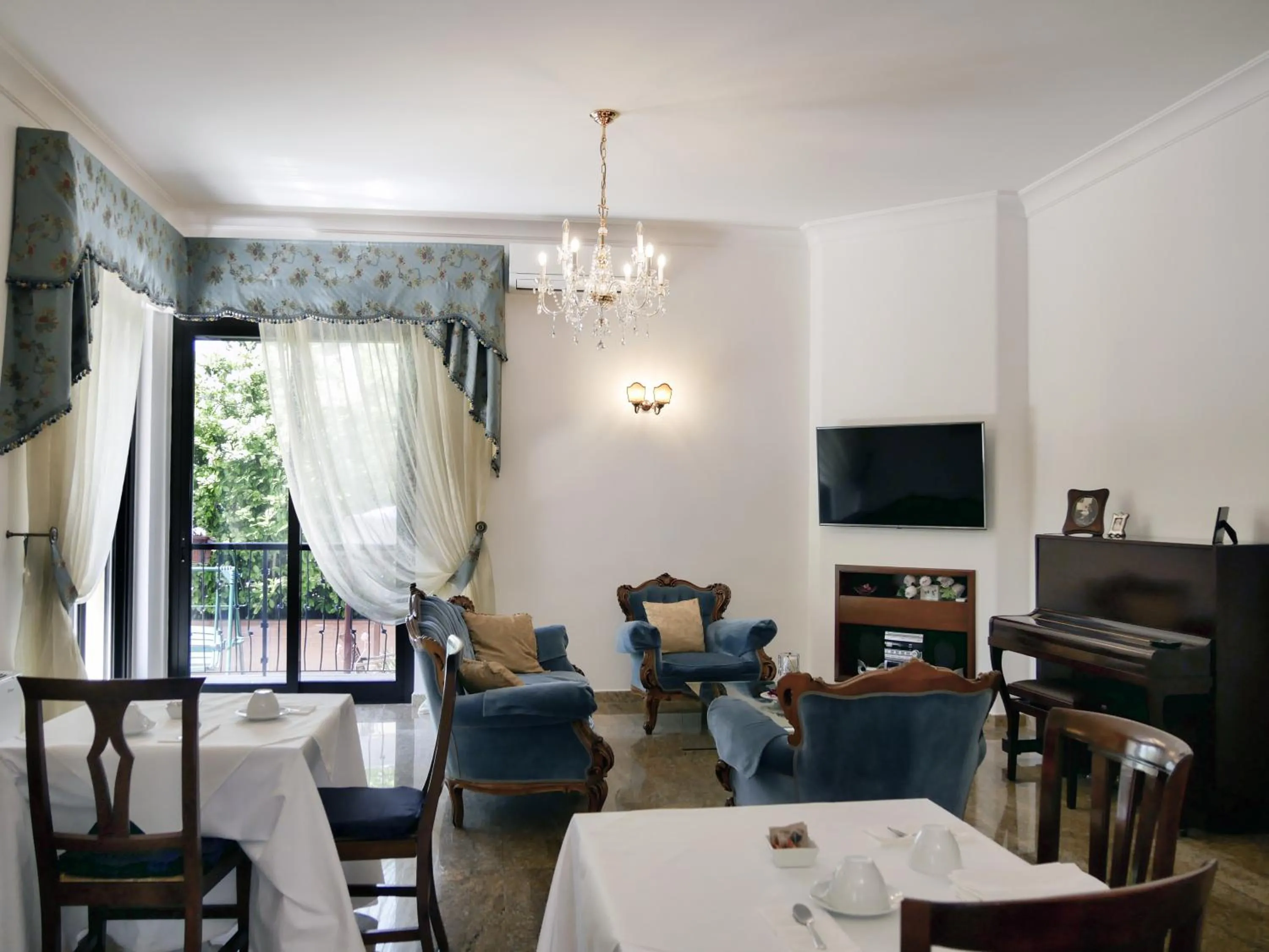 Communal lounge/ TV room in Villa Borghese B&B