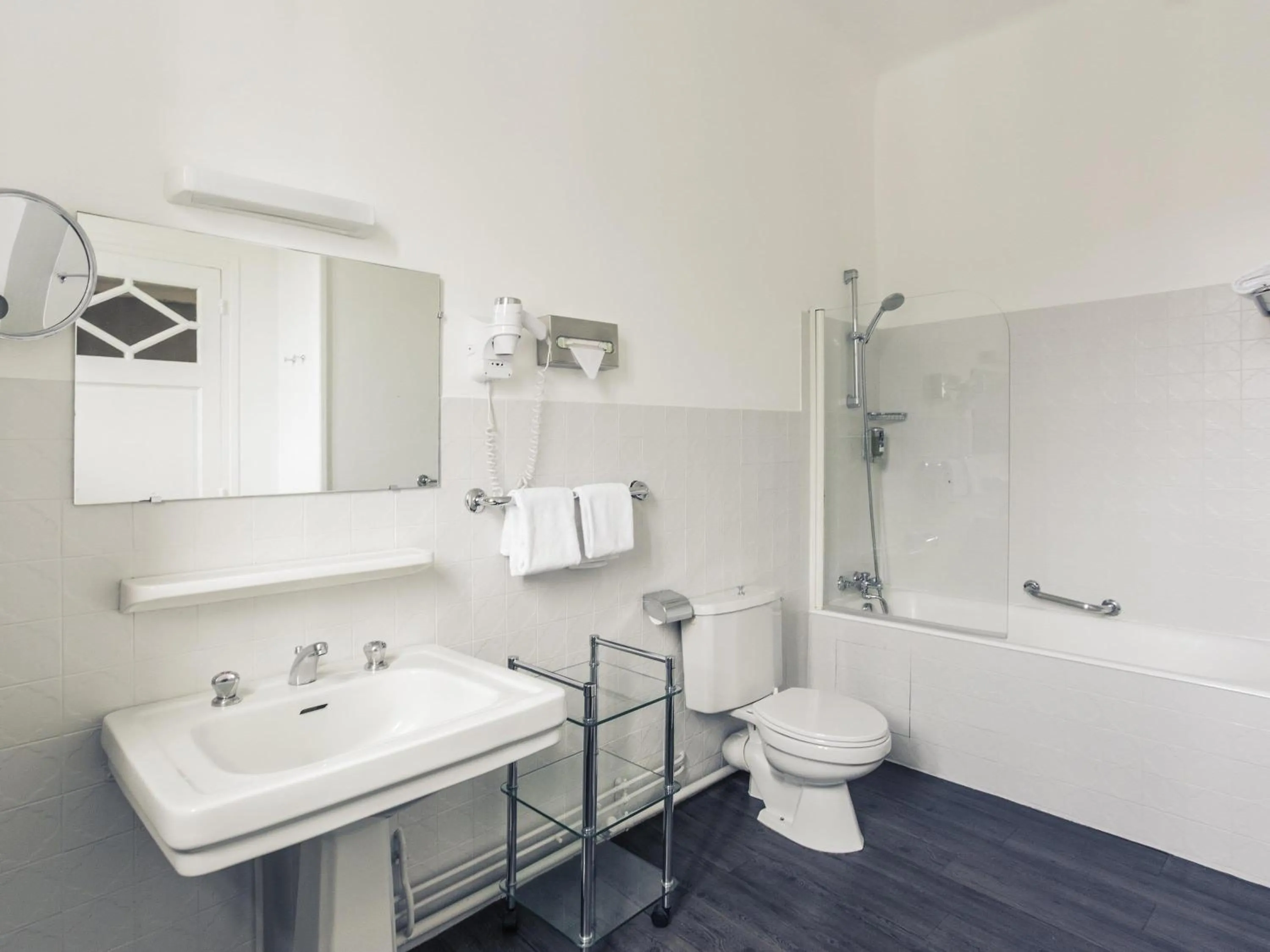 Bedroom in Hôtel Mercure Bayonne Centre Le Grand Hotel