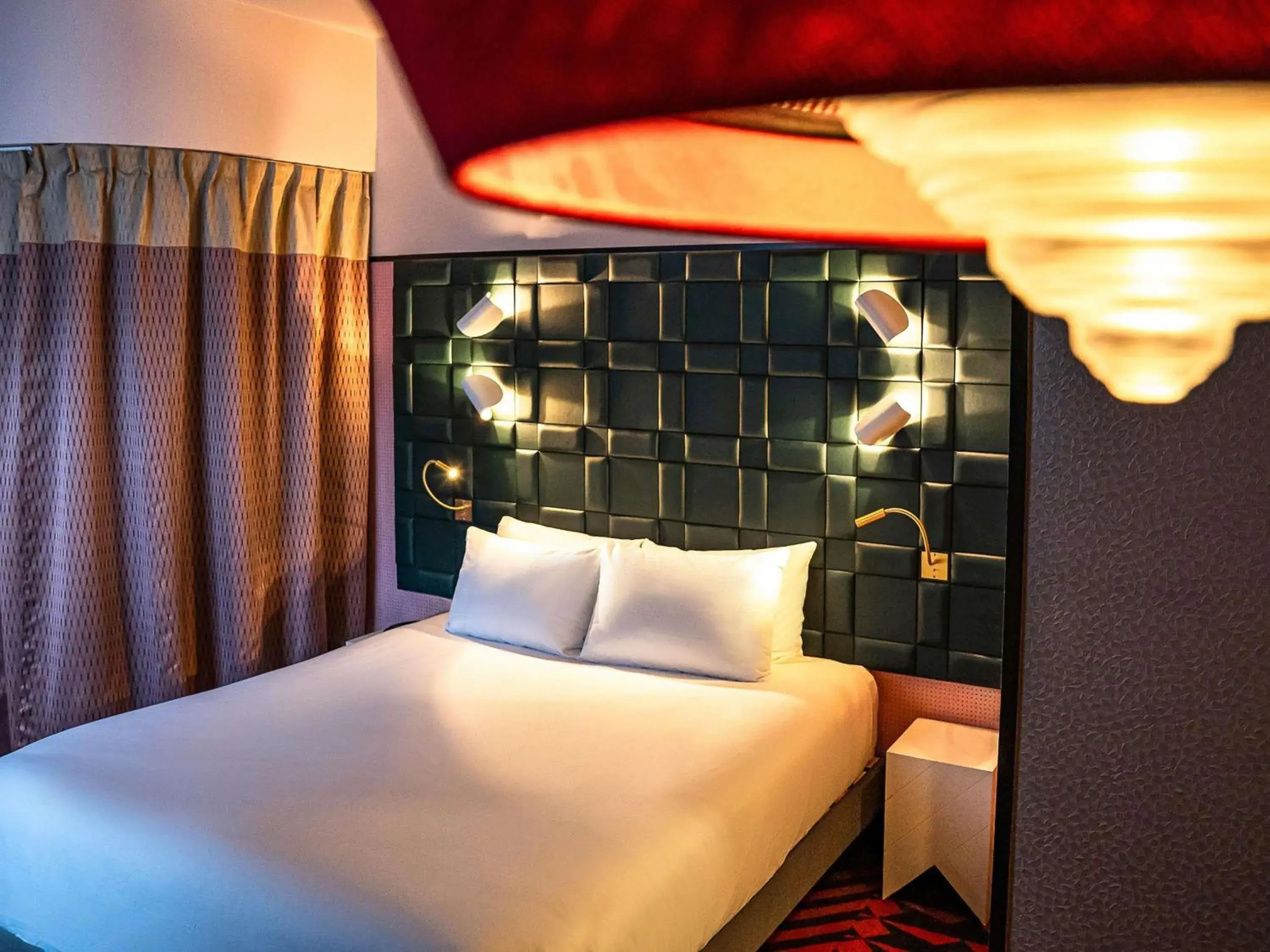 Bedroom, Bed in Hôtel Mercure Bayonne Centre Le Grand Hotel Bedroom, Bed in Hôtel Mercure Bayonne Centre Le Grand Hotel