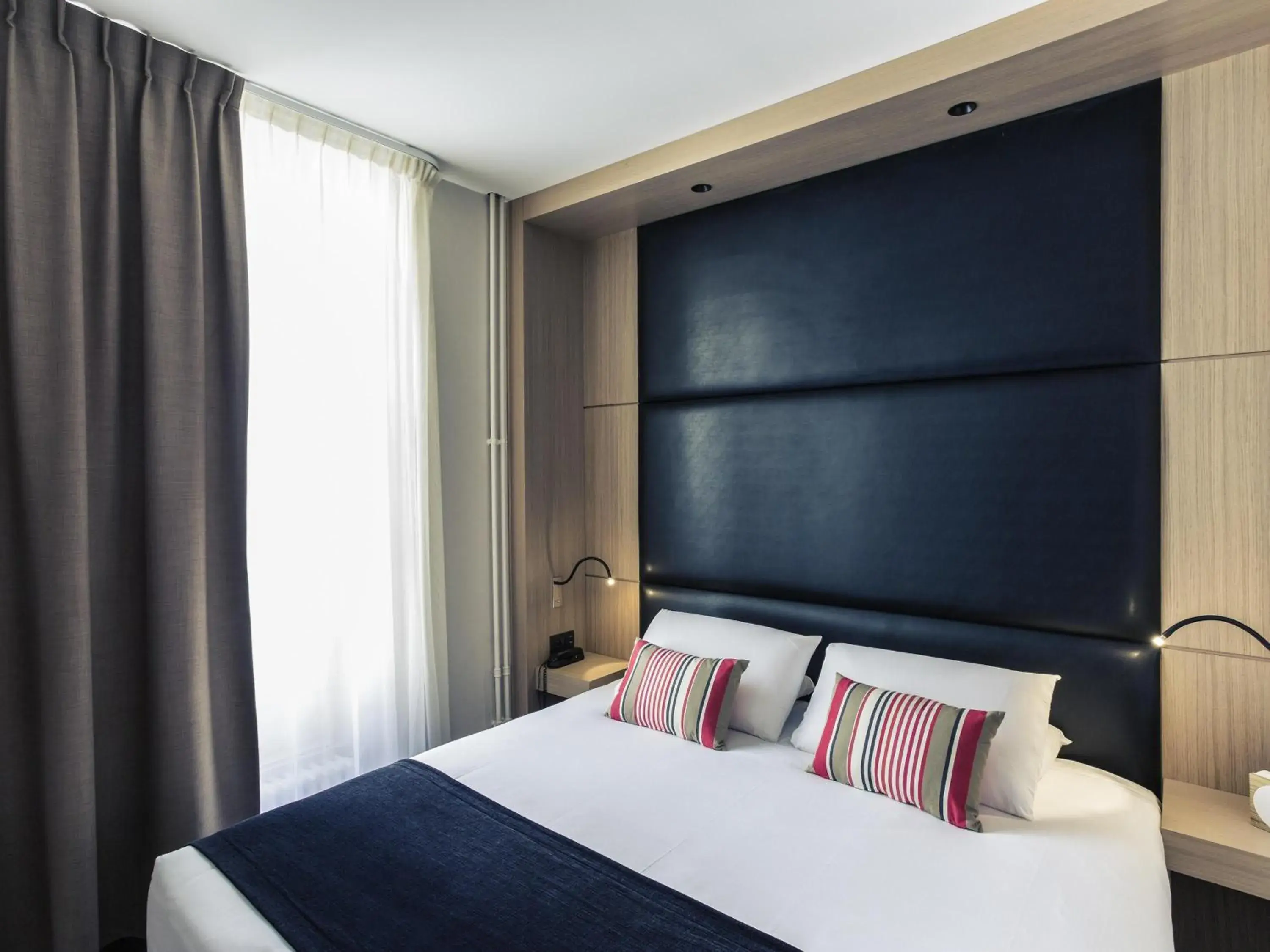 Bedroom, Bed in Hôtel Mercure Bayonne Centre Le Grand Hotel Bedroom, Bed in Hôtel Mercure Bayonne Centre Le Grand Hotel