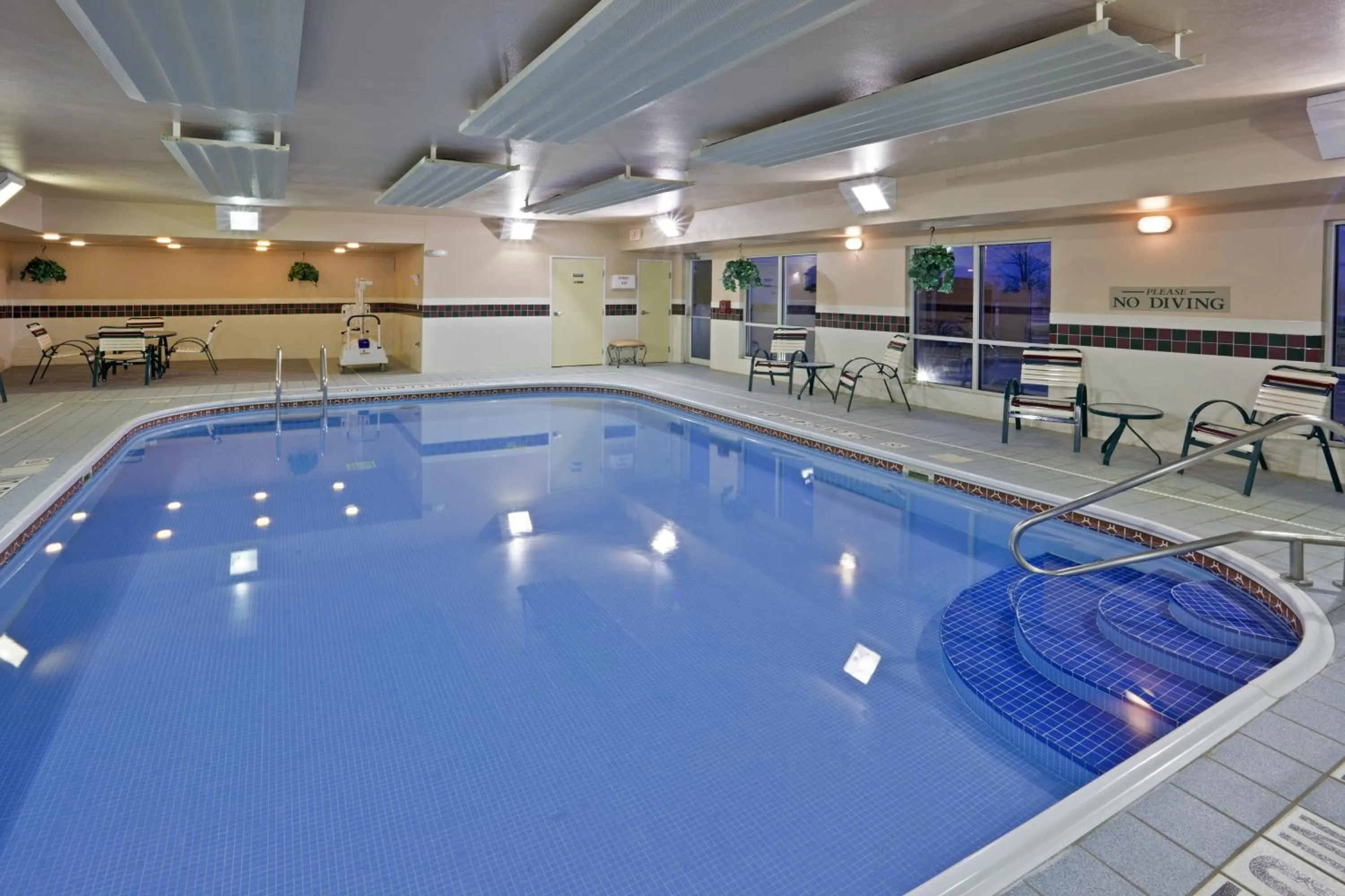 Swimming pool in Country Inn & Suites by Radisson, Marion, OH