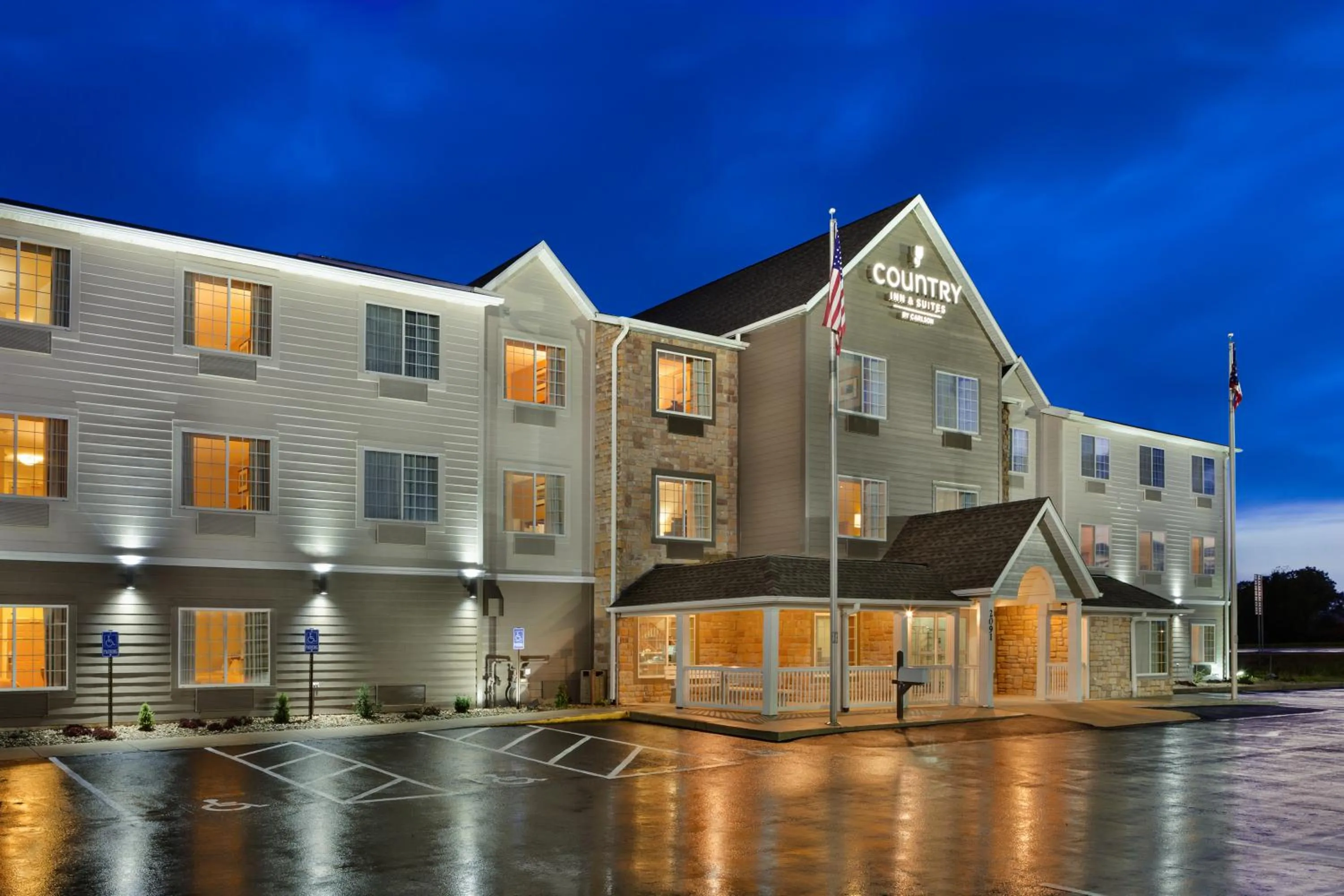 Property building in Country Inn & Suites by Radisson, Marion, OH