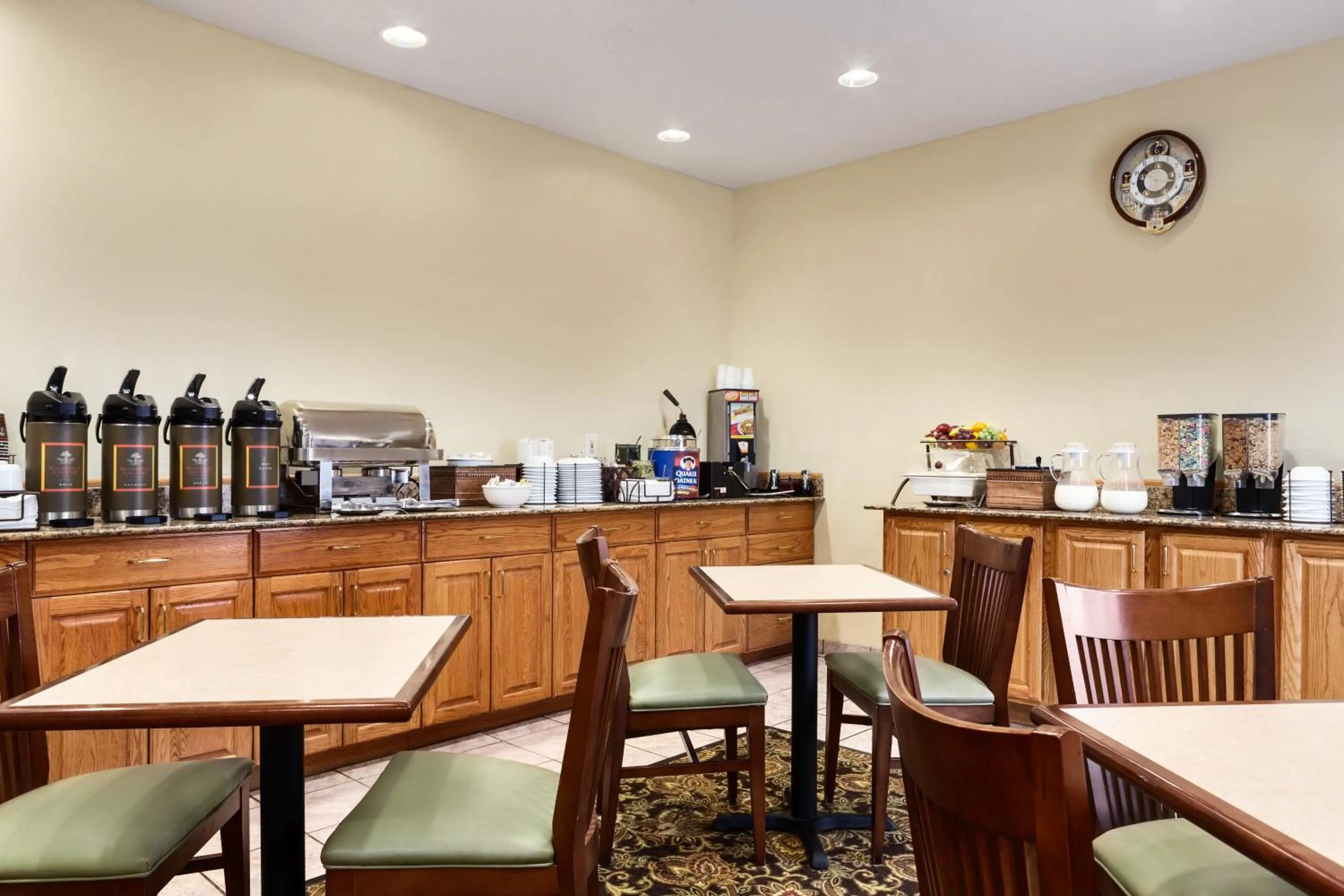 Food and drinks in Country Inn & Suites by Radisson, Marion, OH