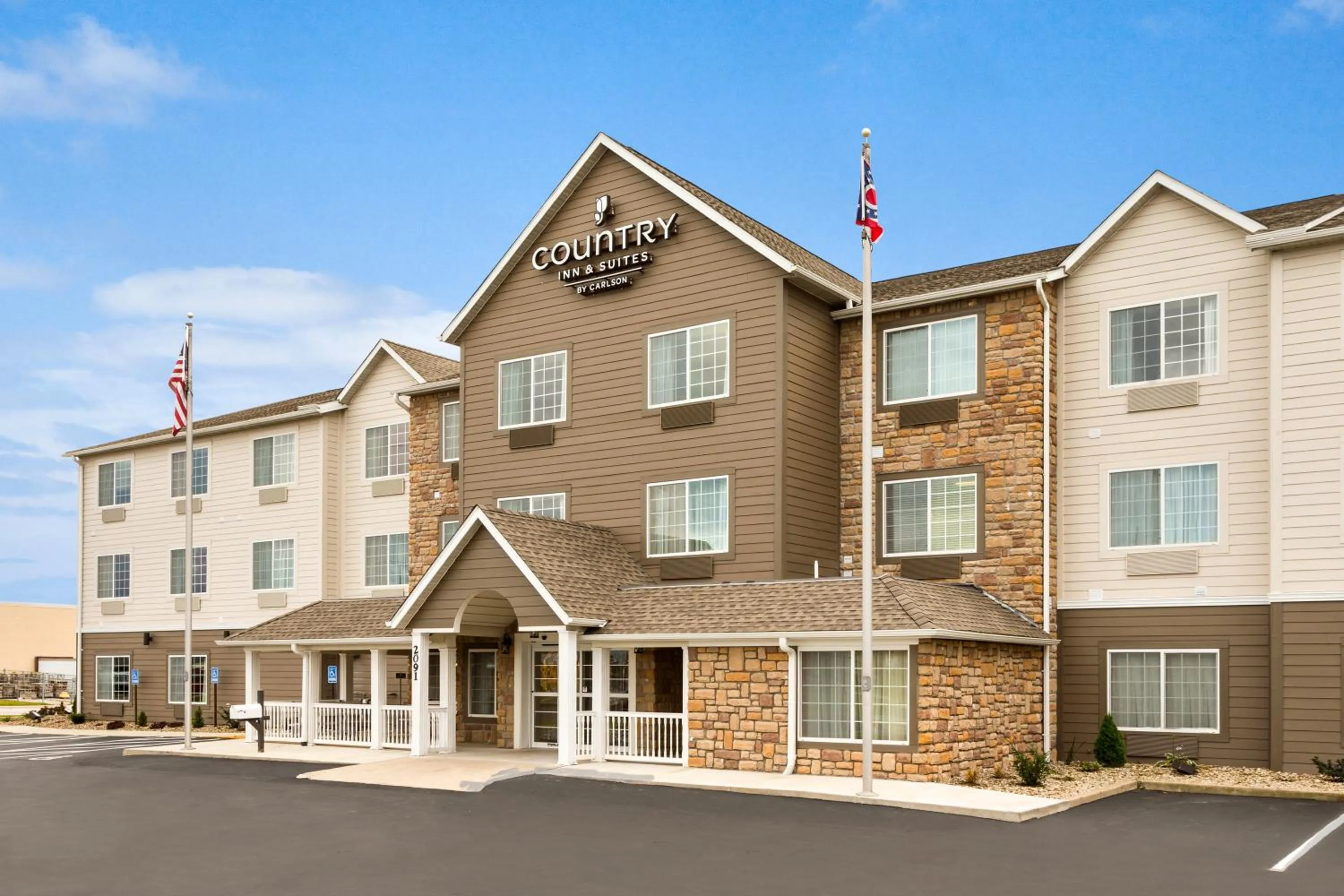 Property building in Country Inn & Suites by Radisson, Marion, OH
