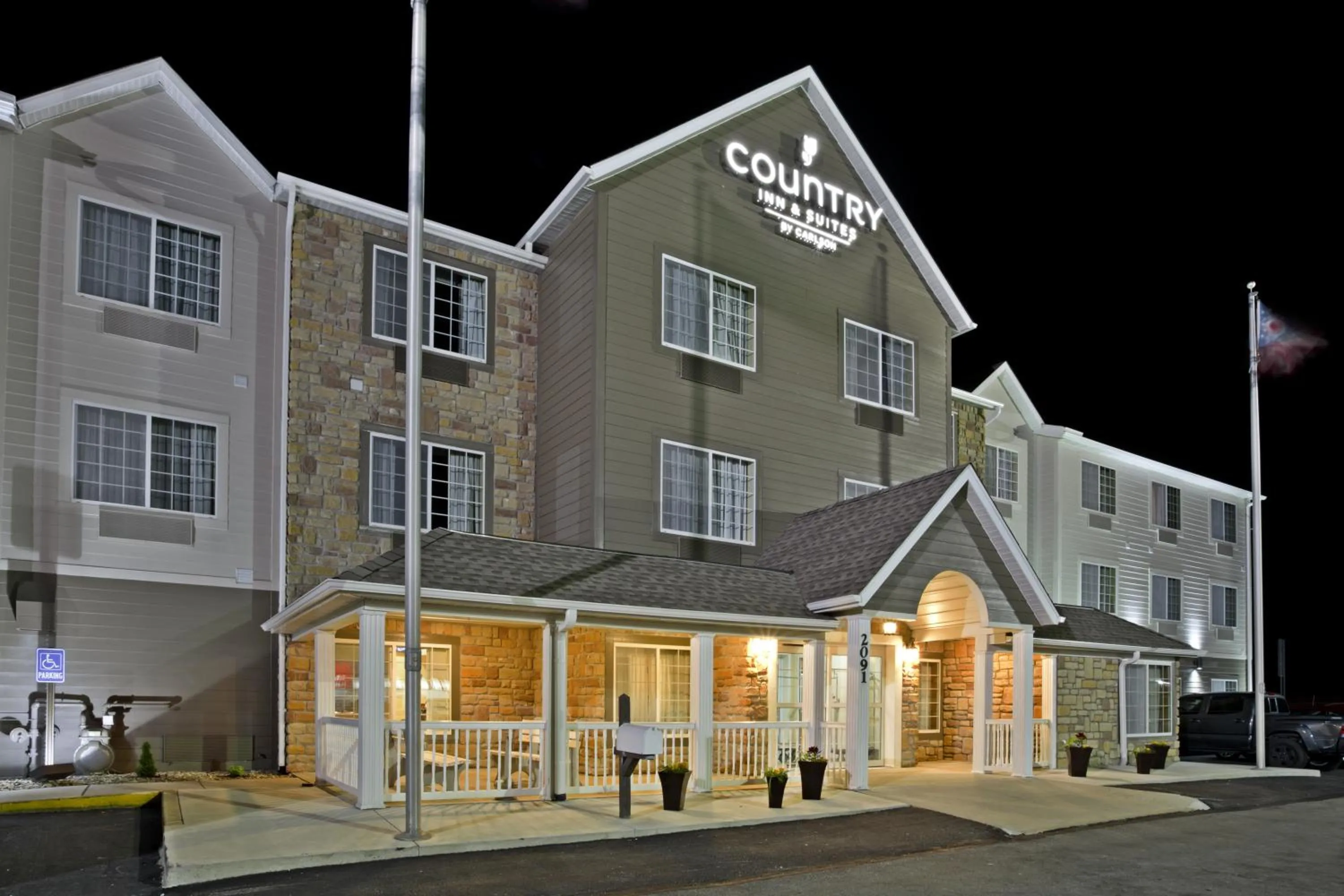 Facade/entrance in Country Inn & Suites by Radisson, Marion, OH