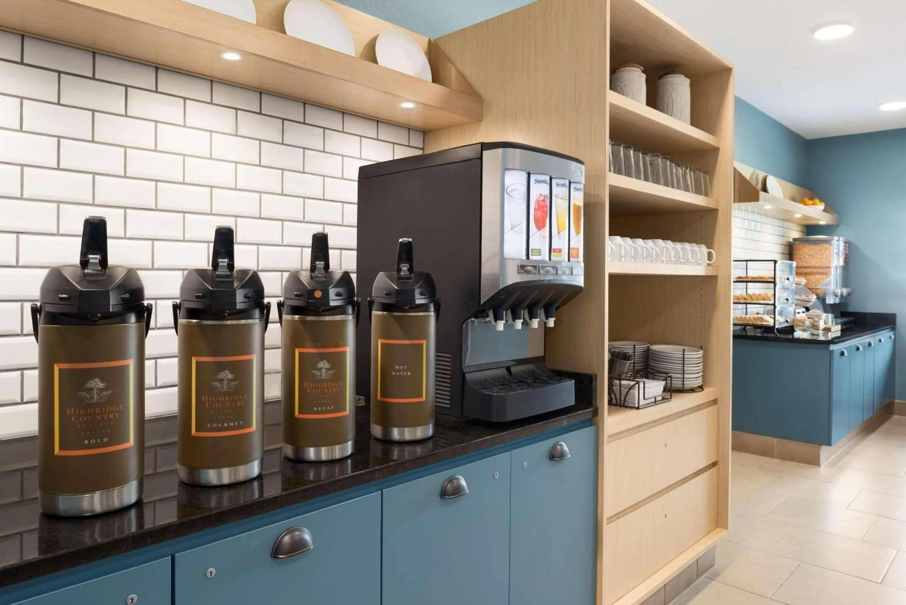 Breakfast in Country Inn & Suites by Radisson, St Cloud West, MN