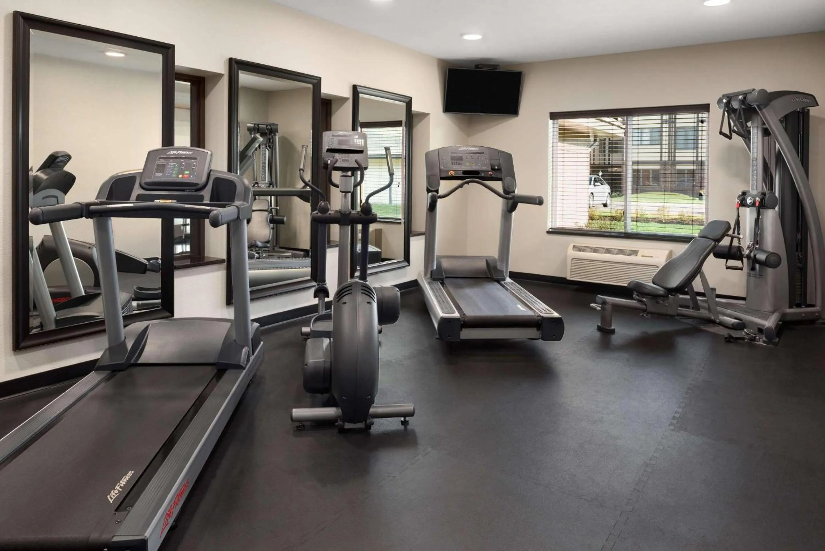 Fitness centre/facilities in Country Inn & Suites by Radisson, St Cloud West, MN