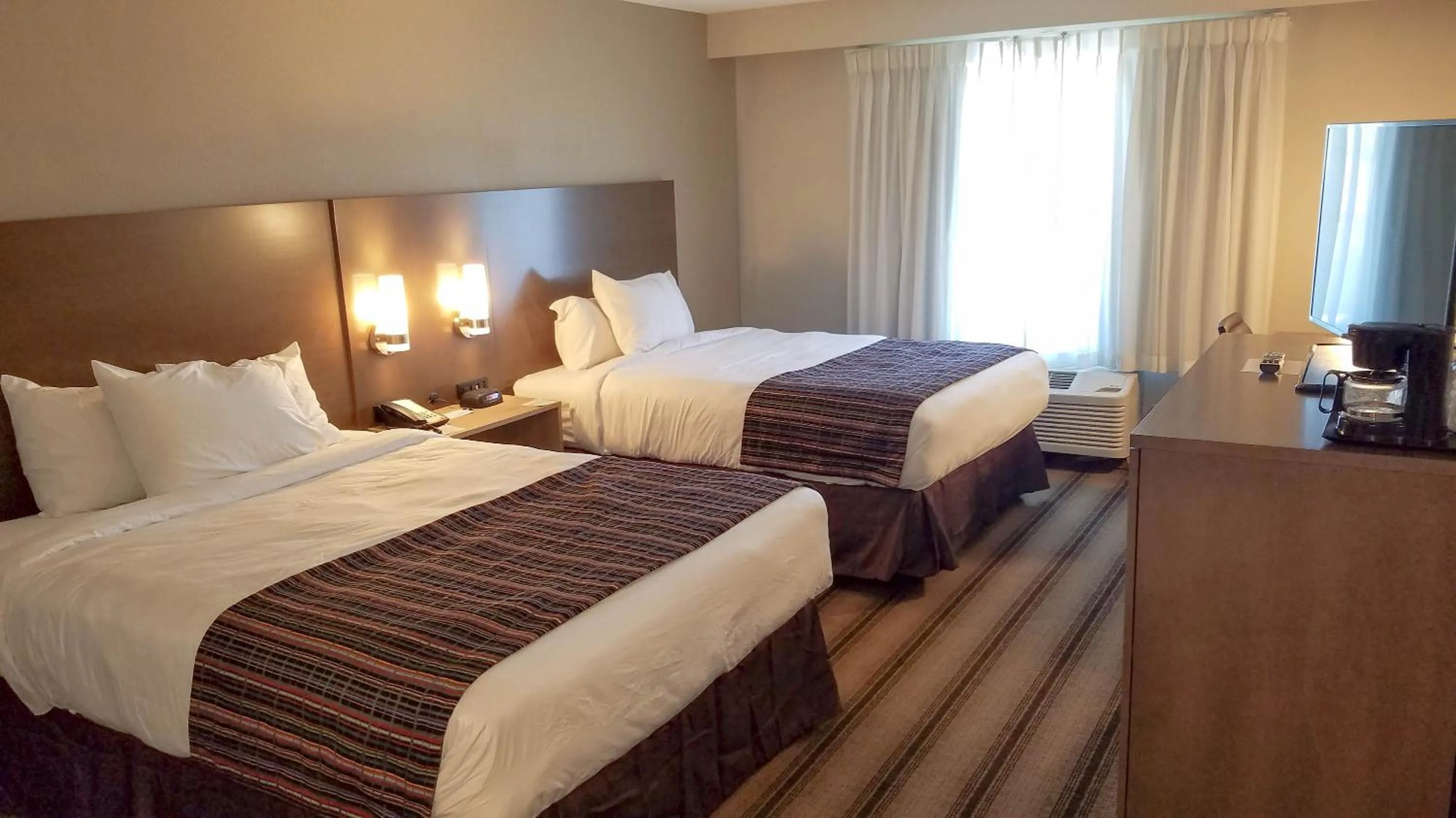 Bed in Country Inn & Suites by Radisson, St Cloud West, MN