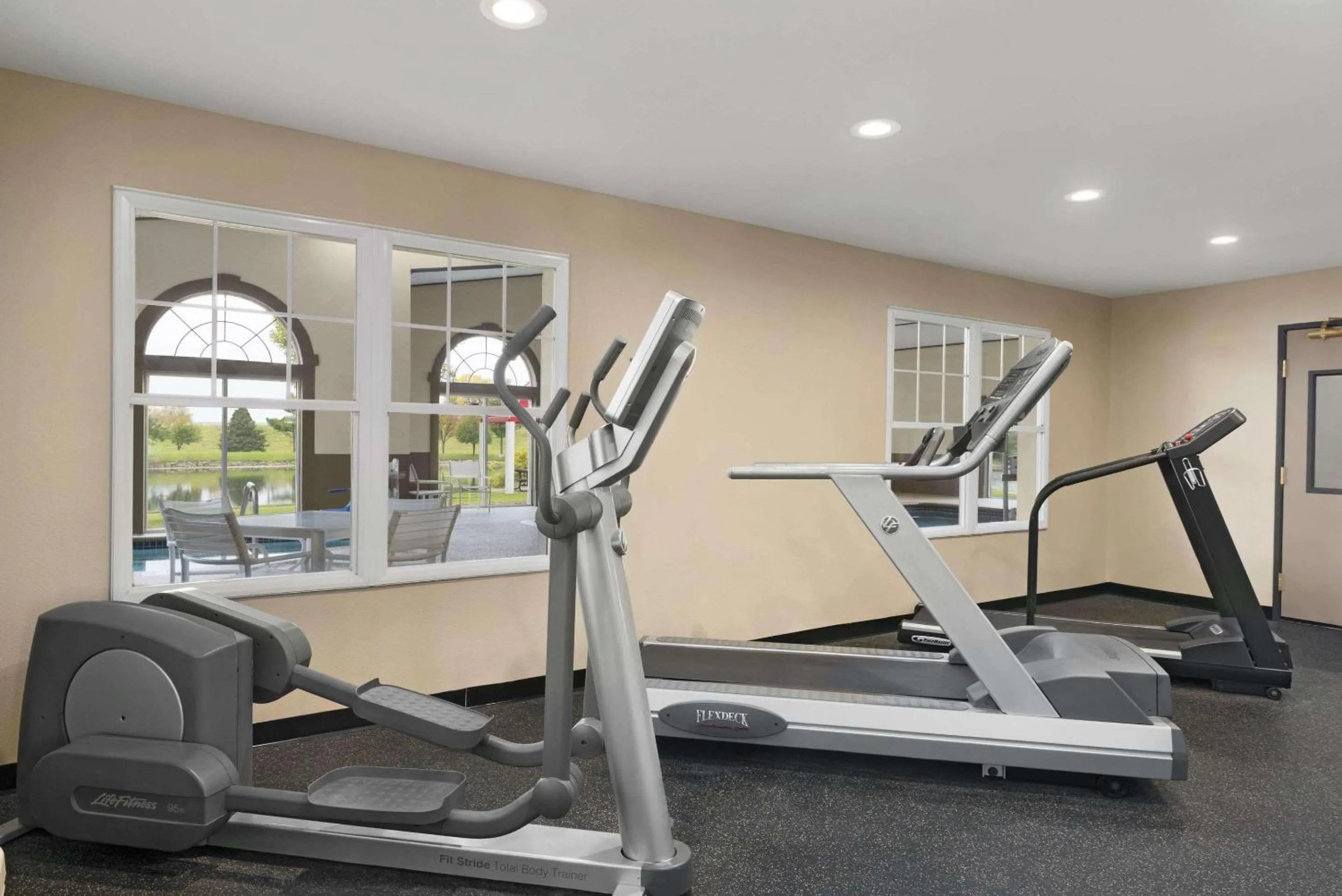 Fitness centre/facilities in Country Inn & Suites by Radisson, Ankeny, IA