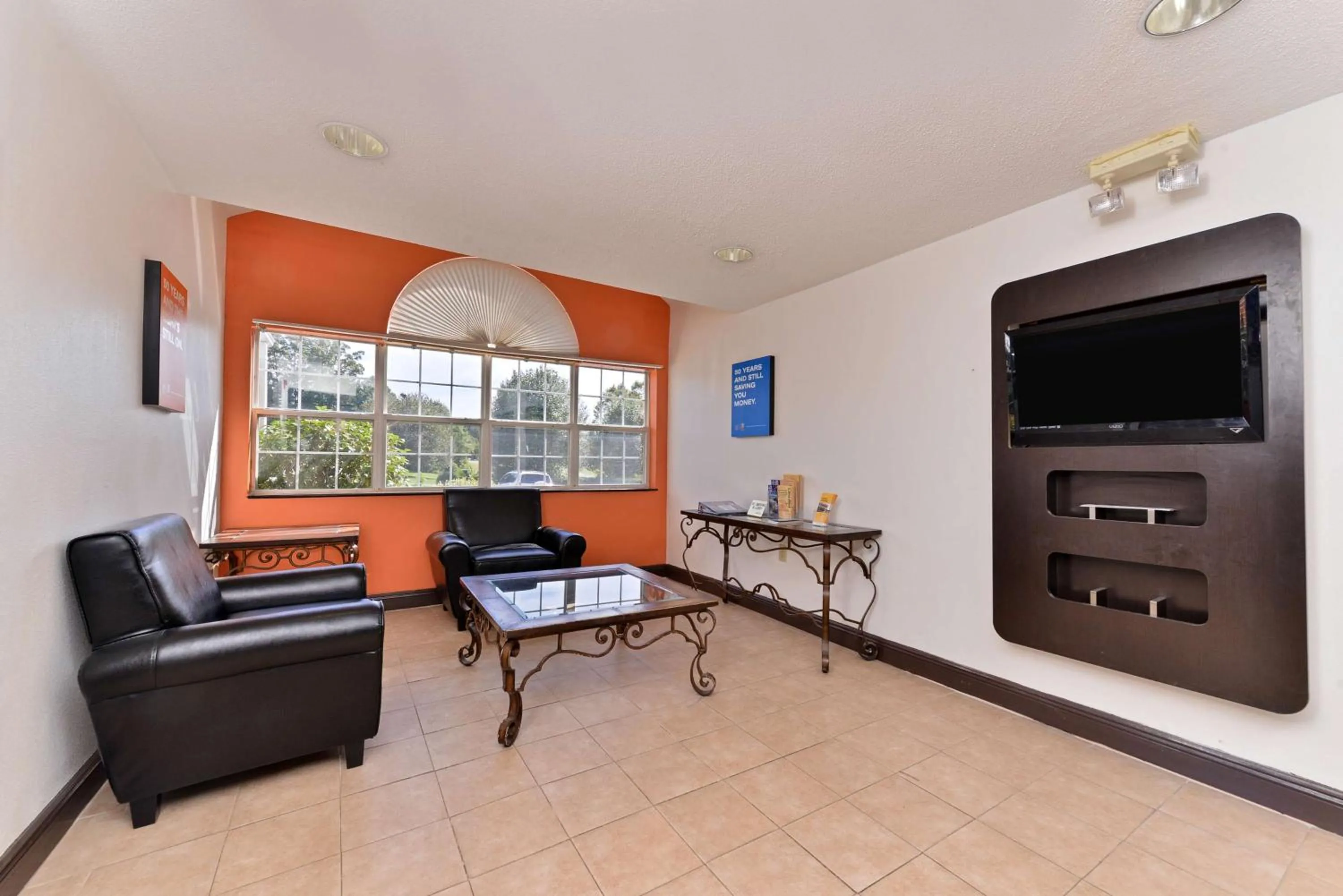 Communal lounge/ TV room in Motel 6-Richburg, SC