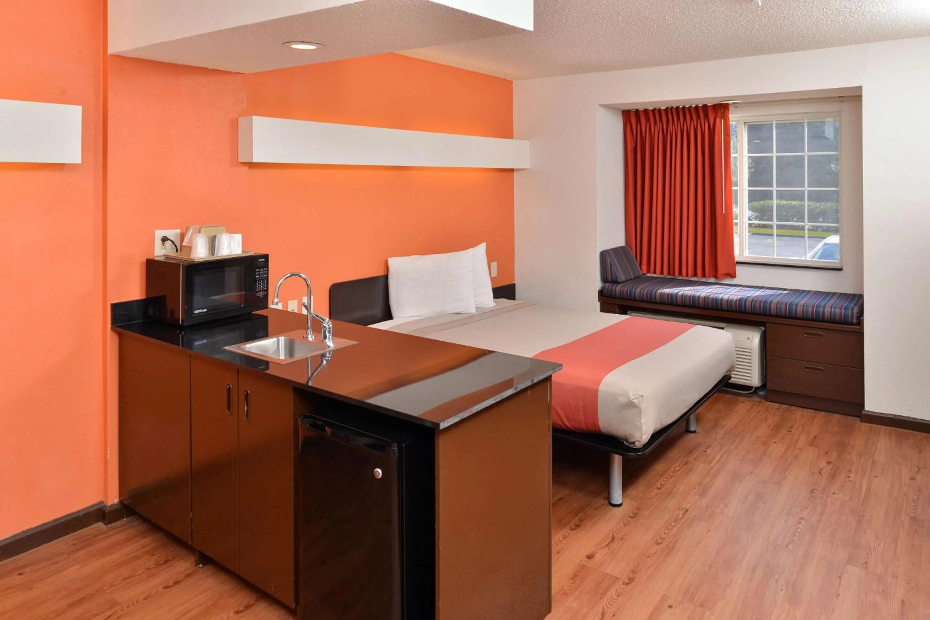 Photo of the whole room, Bed in Motel 6-Richburg, SC