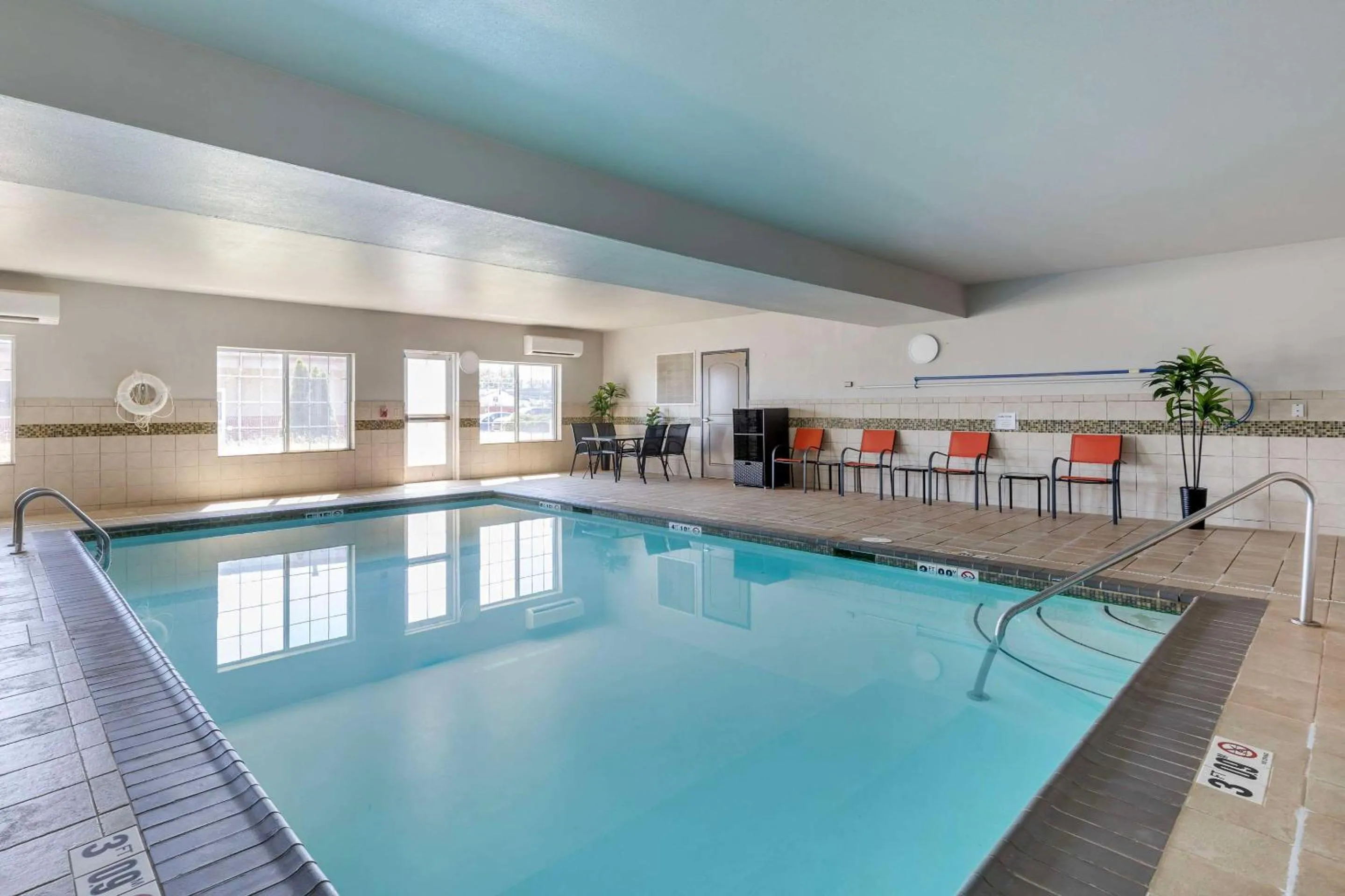Swimming pool in Country Inn & Suites by Radisson, St Peters, MO