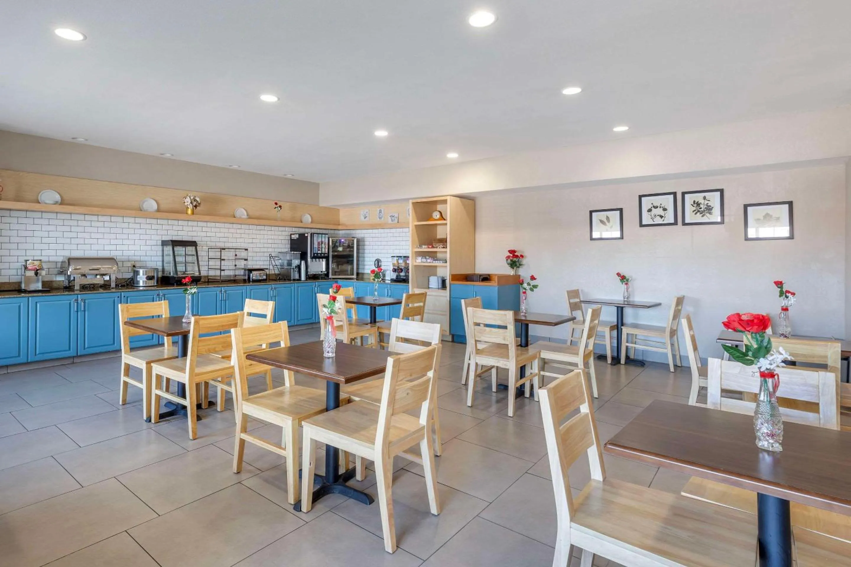 Breakfast in Country Inn & Suites by Radisson, St Peters, MO