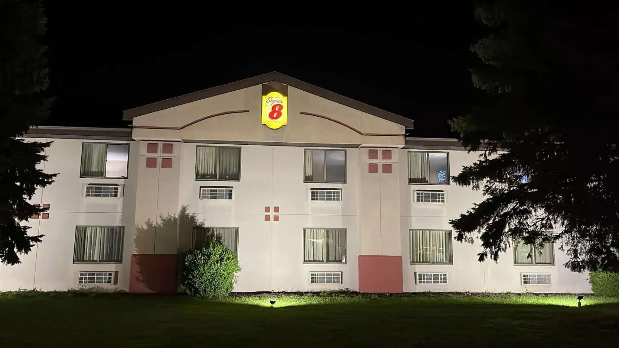 Property building in Super 8 by Wyndham Ithaca Property building in Super 8 by Wyndham Ithaca