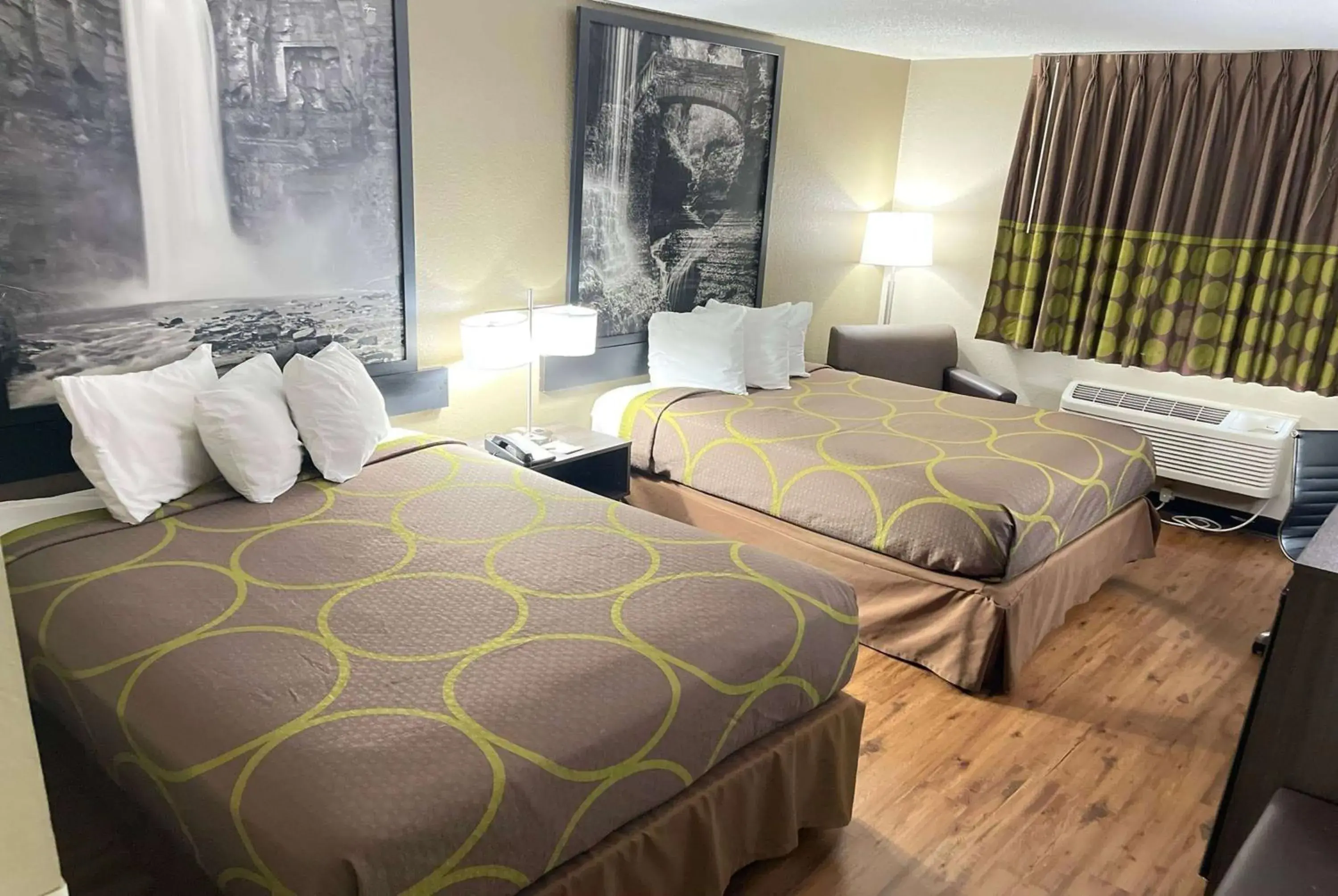 Photo of the whole room, Bed in Super 8 by Wyndham Ithaca Photo of the whole room, Bed in Super 8 by Wyndham Ithaca