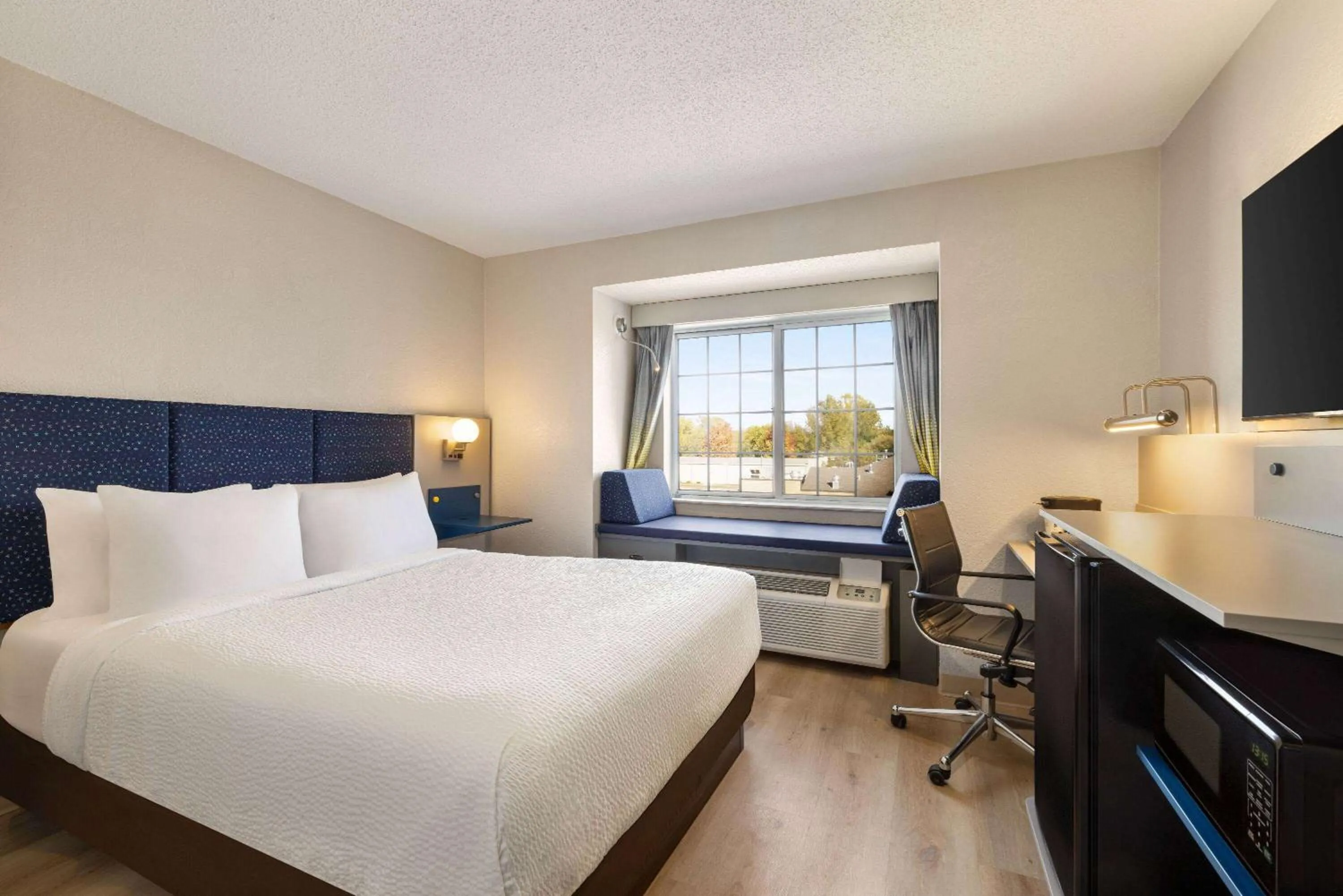 Photo of the whole room, Bed in Microtel Inn & Suites by Wyndham New Ulm