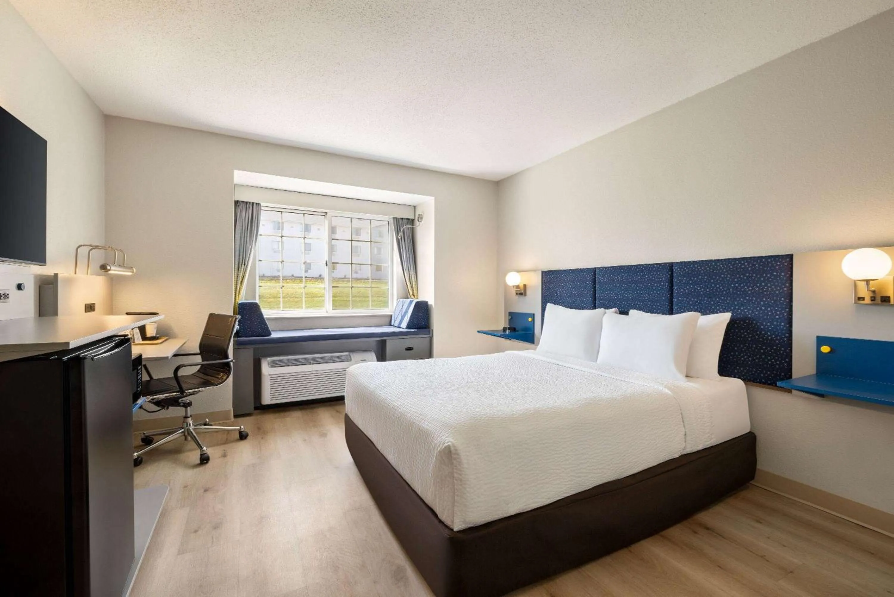 Photo of the whole room, Bed in Microtel Inn & Suites by Wyndham New Ulm