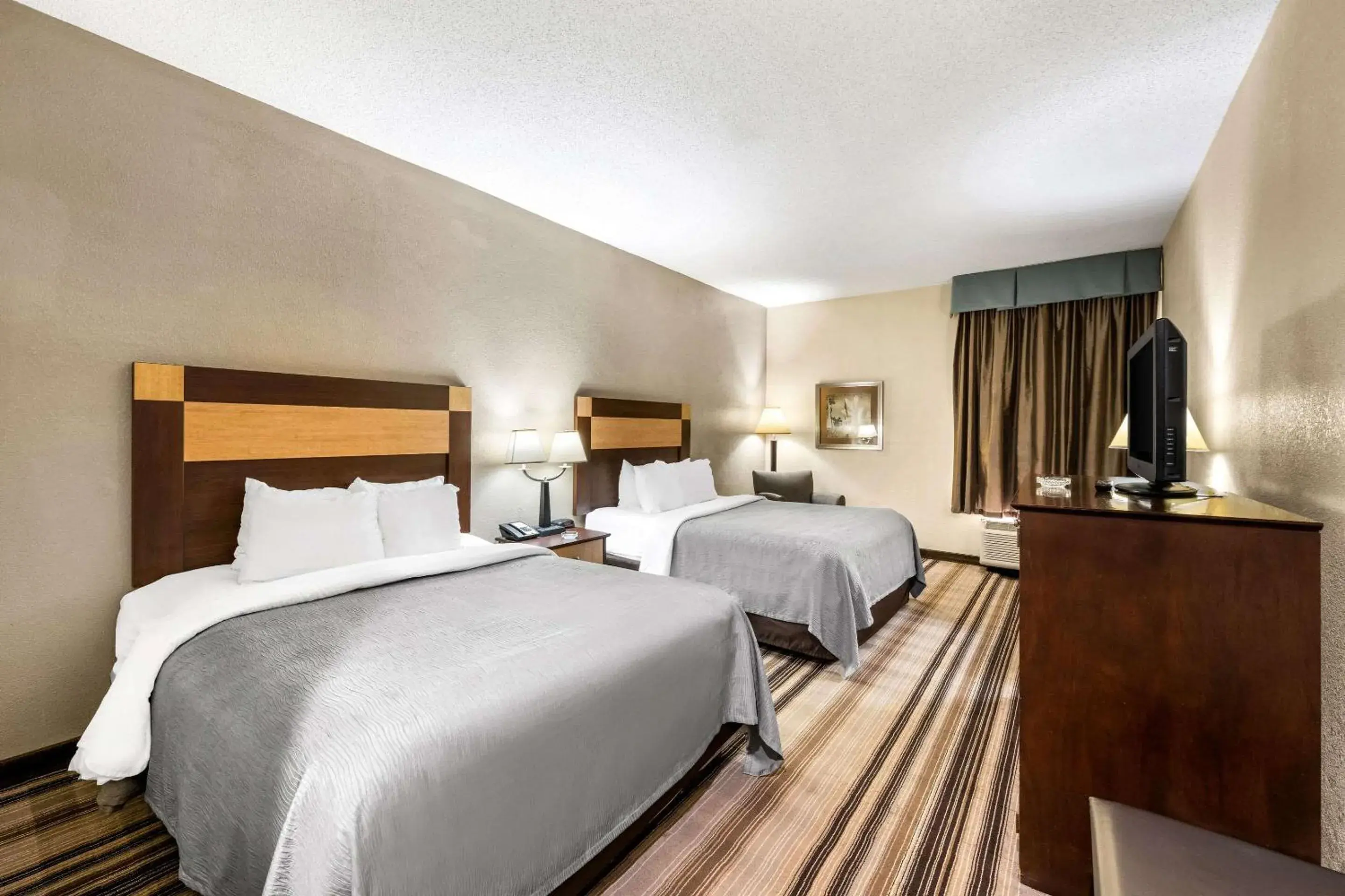 Queen Room with Two Queen Beds - Smoking in Quality Inn Bulls Gap Queen Room with Two Queen Beds - Smoking in Quality Inn Bulls Gap