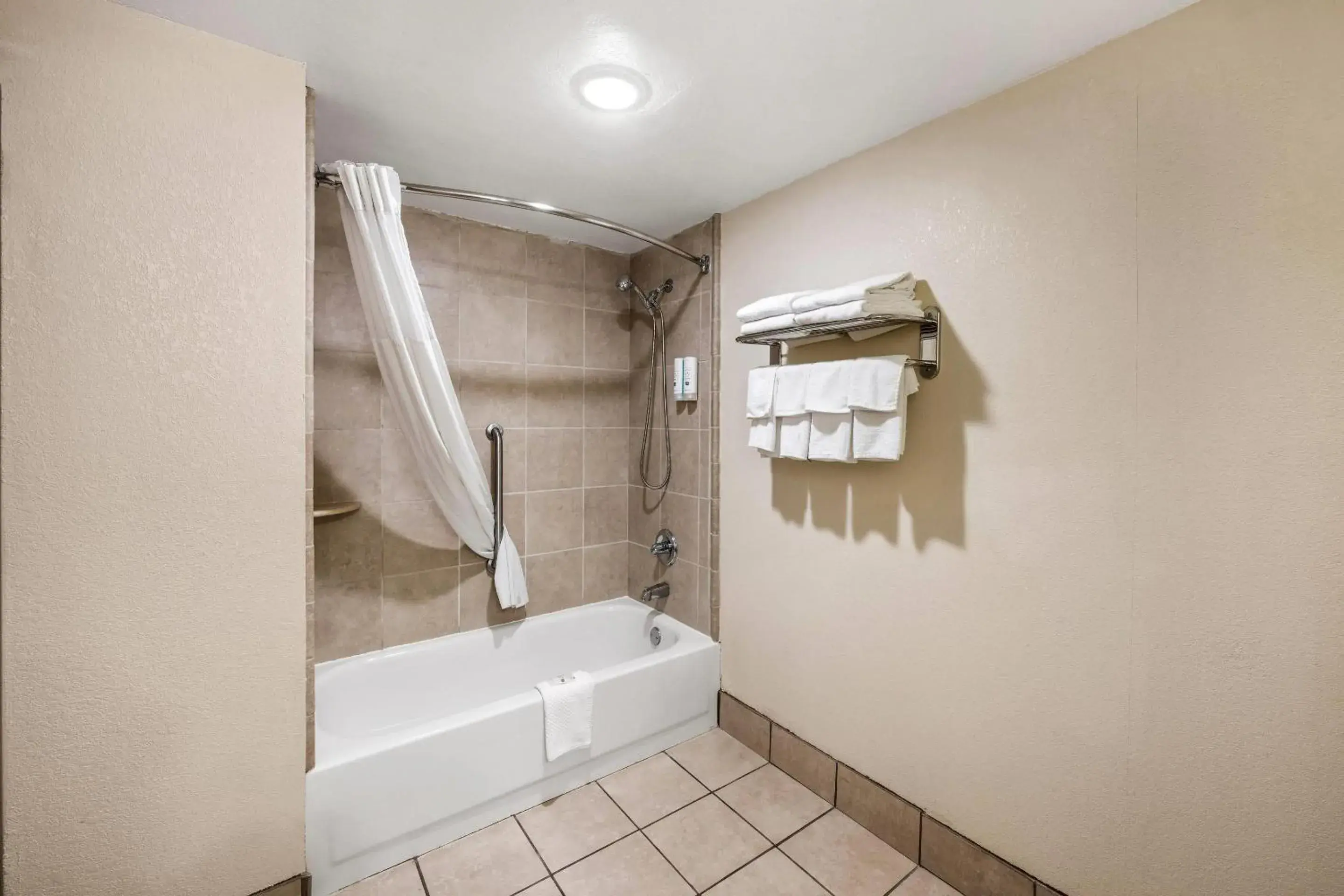 Bedroom in Quality Inn I-81 Exit 23 Bedroom in Quality Inn I-81 Exit 23