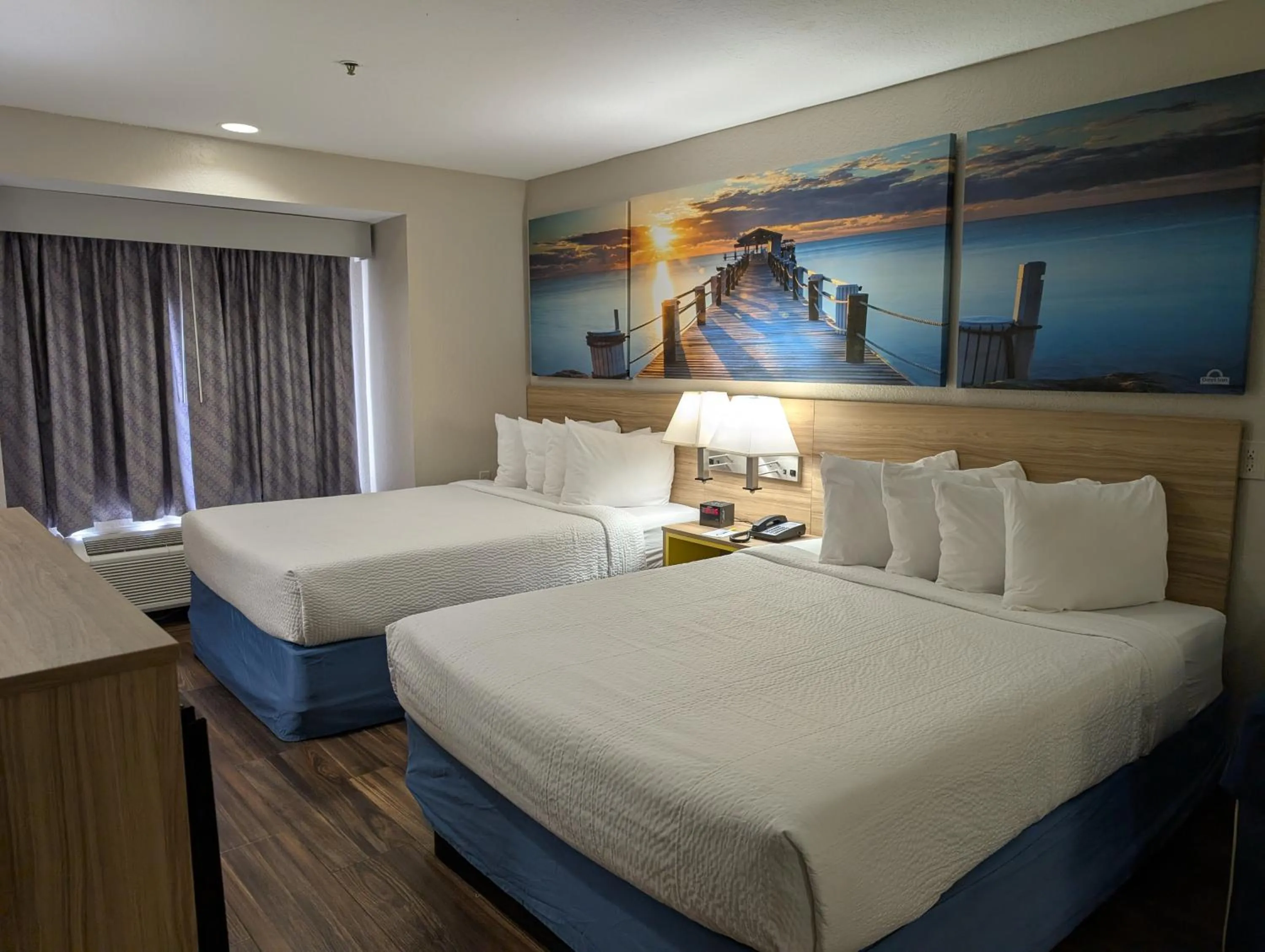 Bed in Days Inn & Suites by Wyndham Tampa/Raymond James Stadium