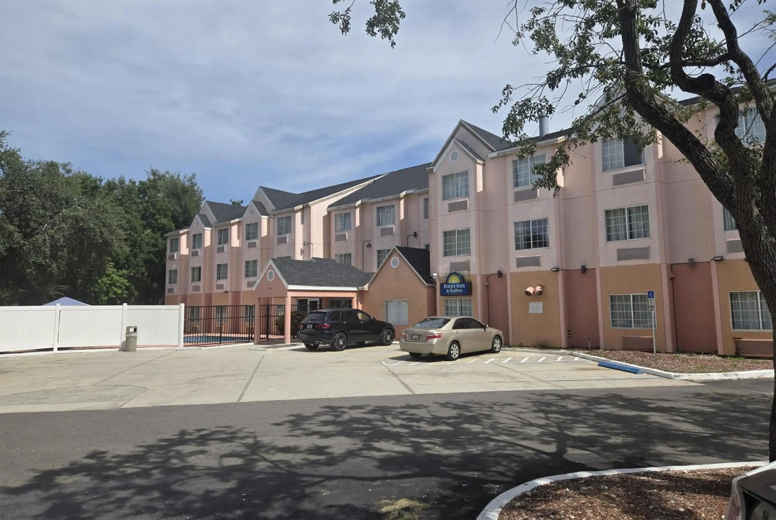 Property building in Days Inn & Suites by Wyndham Tampa/Raymond James Stadium Property building in Days Inn & Suites by Wyndham Tampa/Raymond James Stadium