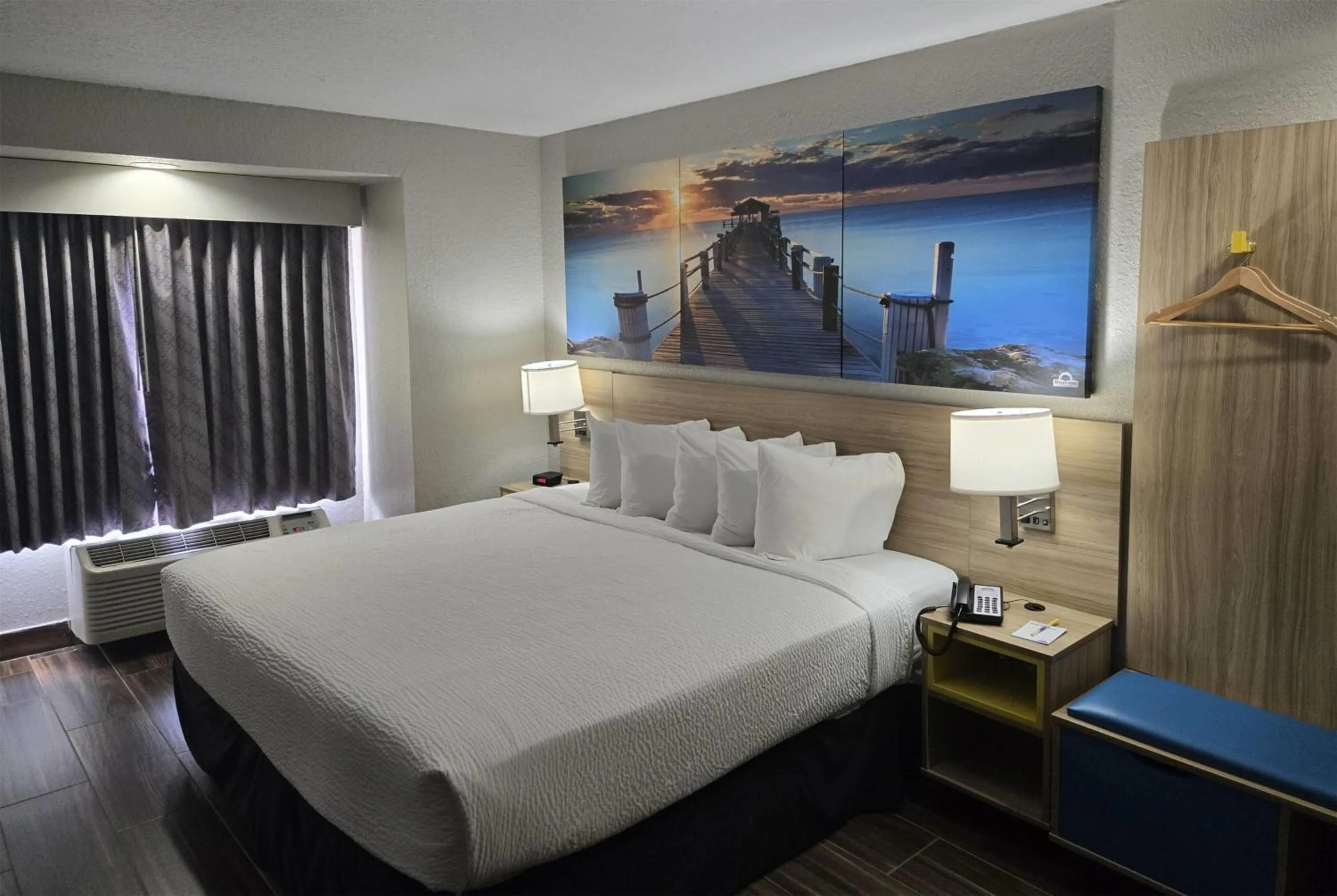 Photo of the whole room, Bed in Days Inn & Suites by Wyndham Tampa/Raymond James Stadium