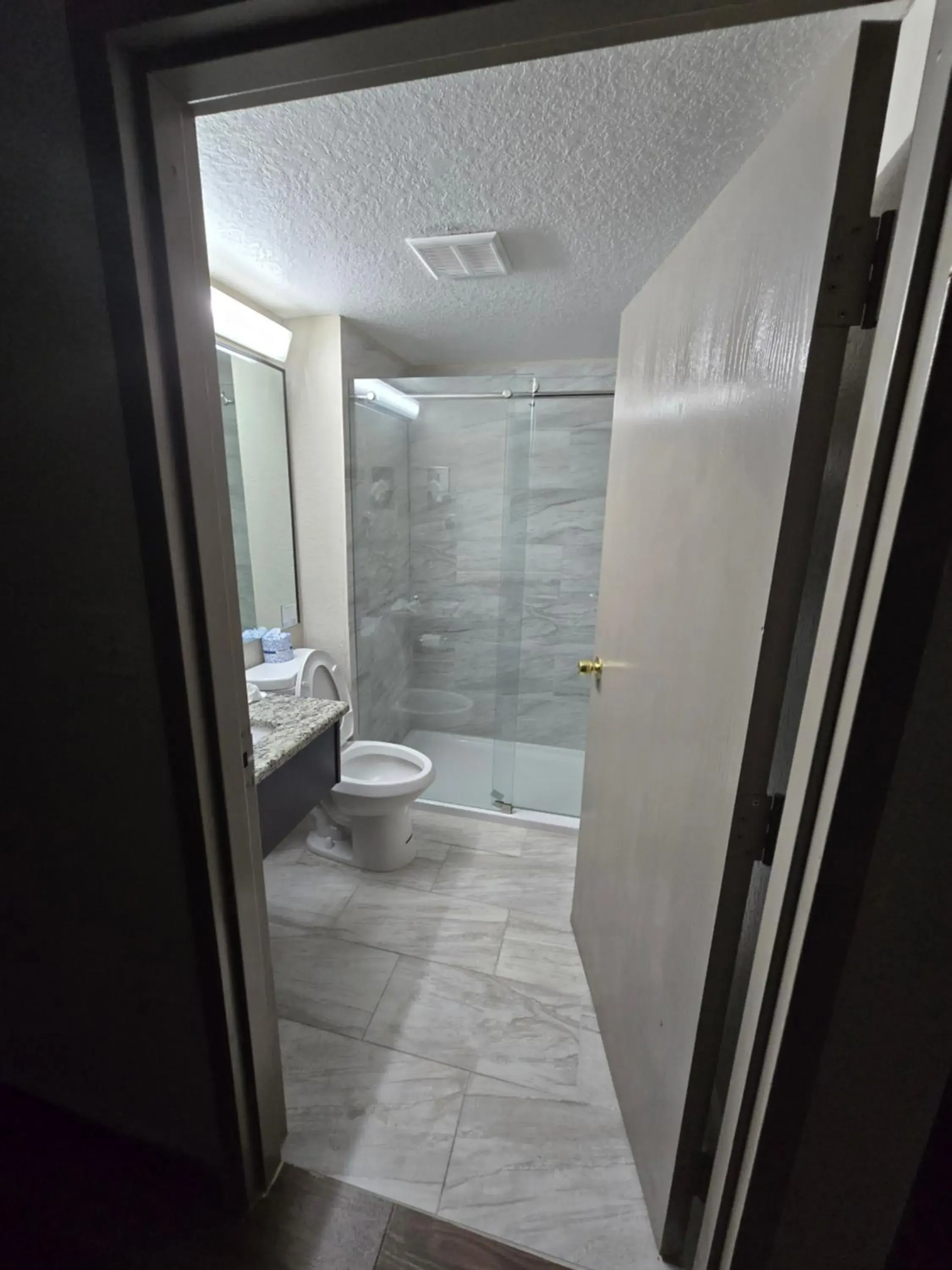 Queen Room with Two Queen Beds and Mobility/Hearing Access - Non-Smoking in Days Inn & Suites by Wyndham Tampa/Raymond James Stadium Queen Room with Two Queen Beds and Mobility/Hearing Access - Non-Smoking in Days Inn & Suites by Wyndham Tampa/Raymond James Stadium