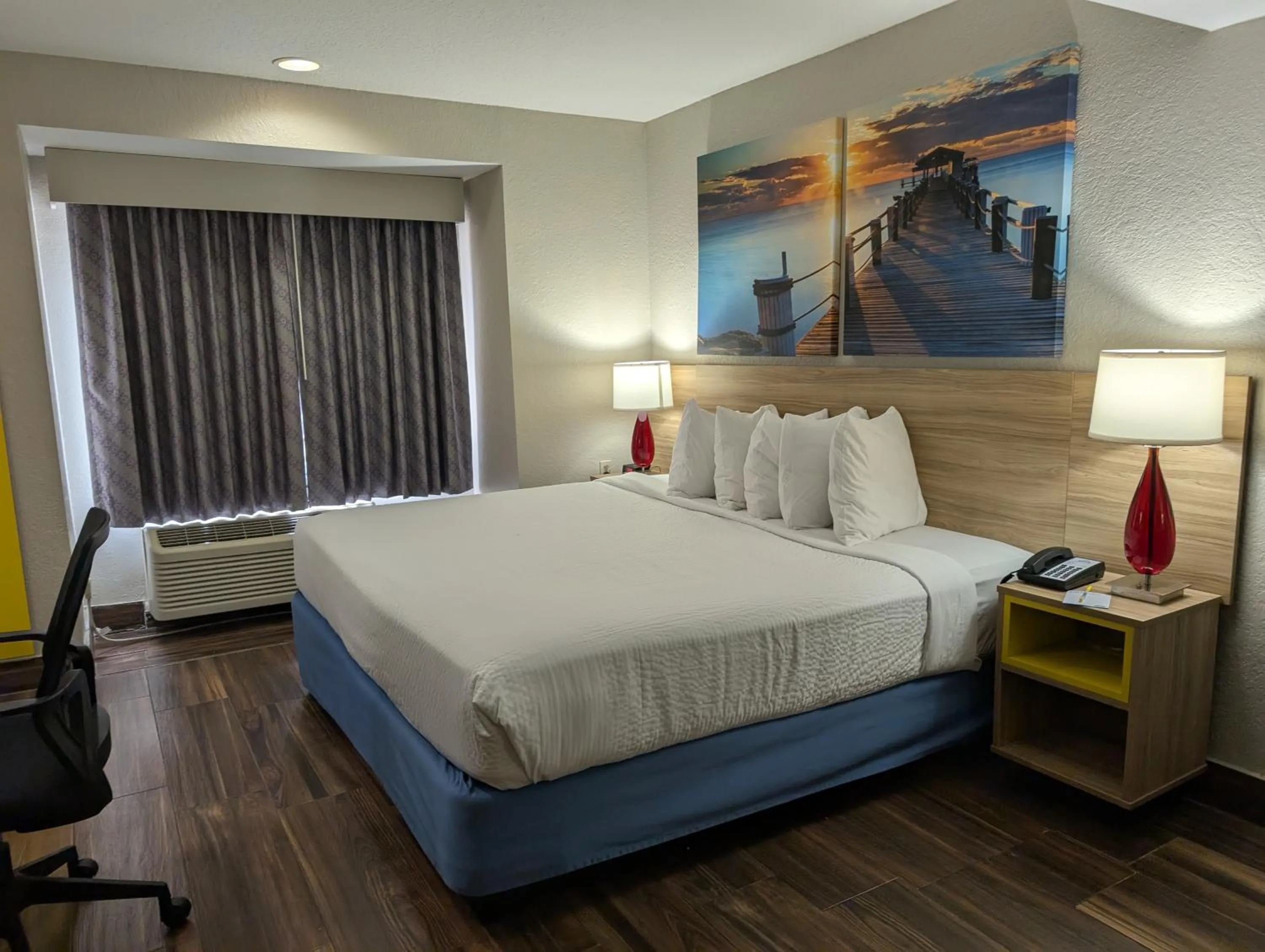 Bed in Days Inn & Suites by Wyndham Tampa/Raymond James Stadium