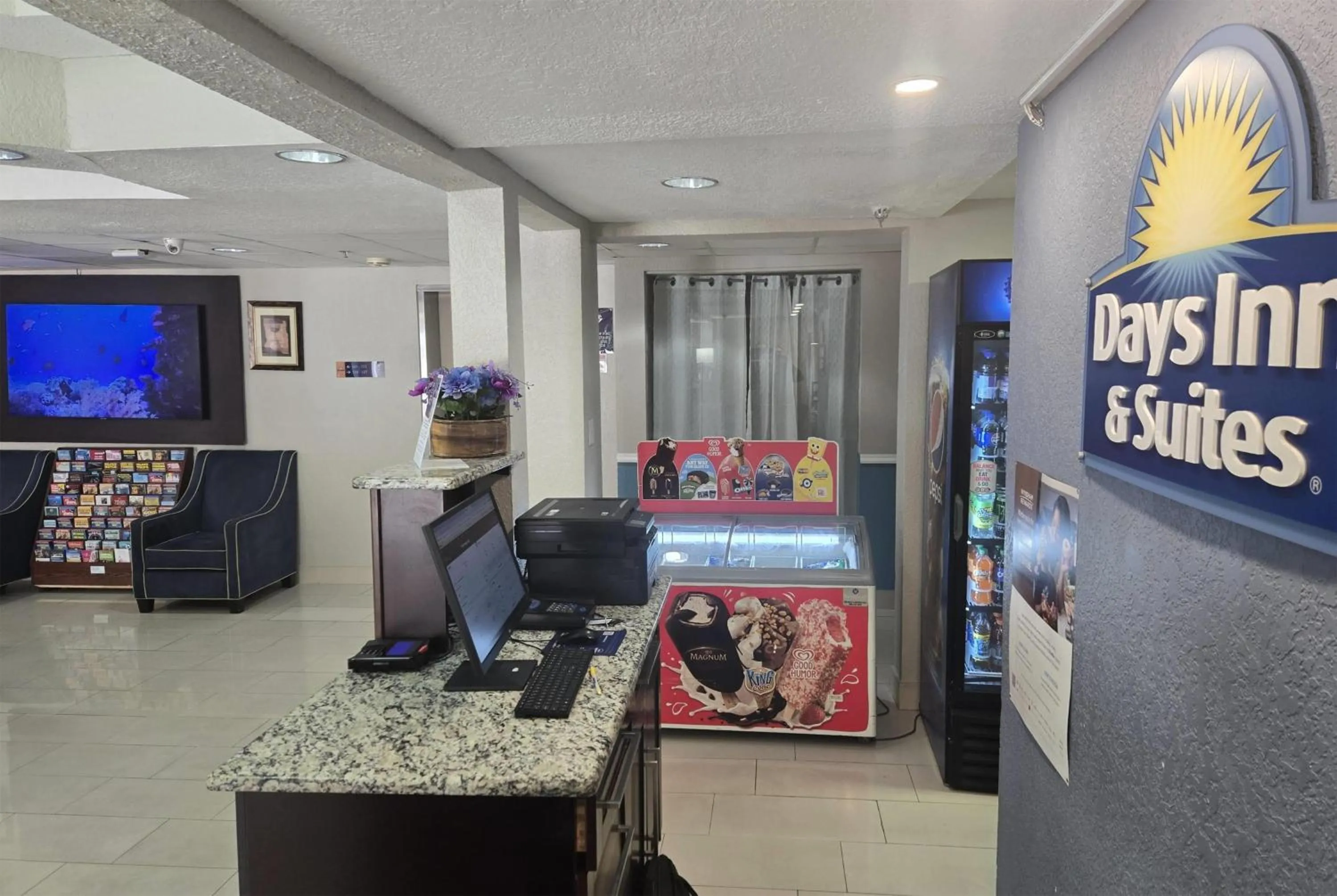 Lobby or reception in Days Inn & Suites by Wyndham Tampa/Raymond James Stadium