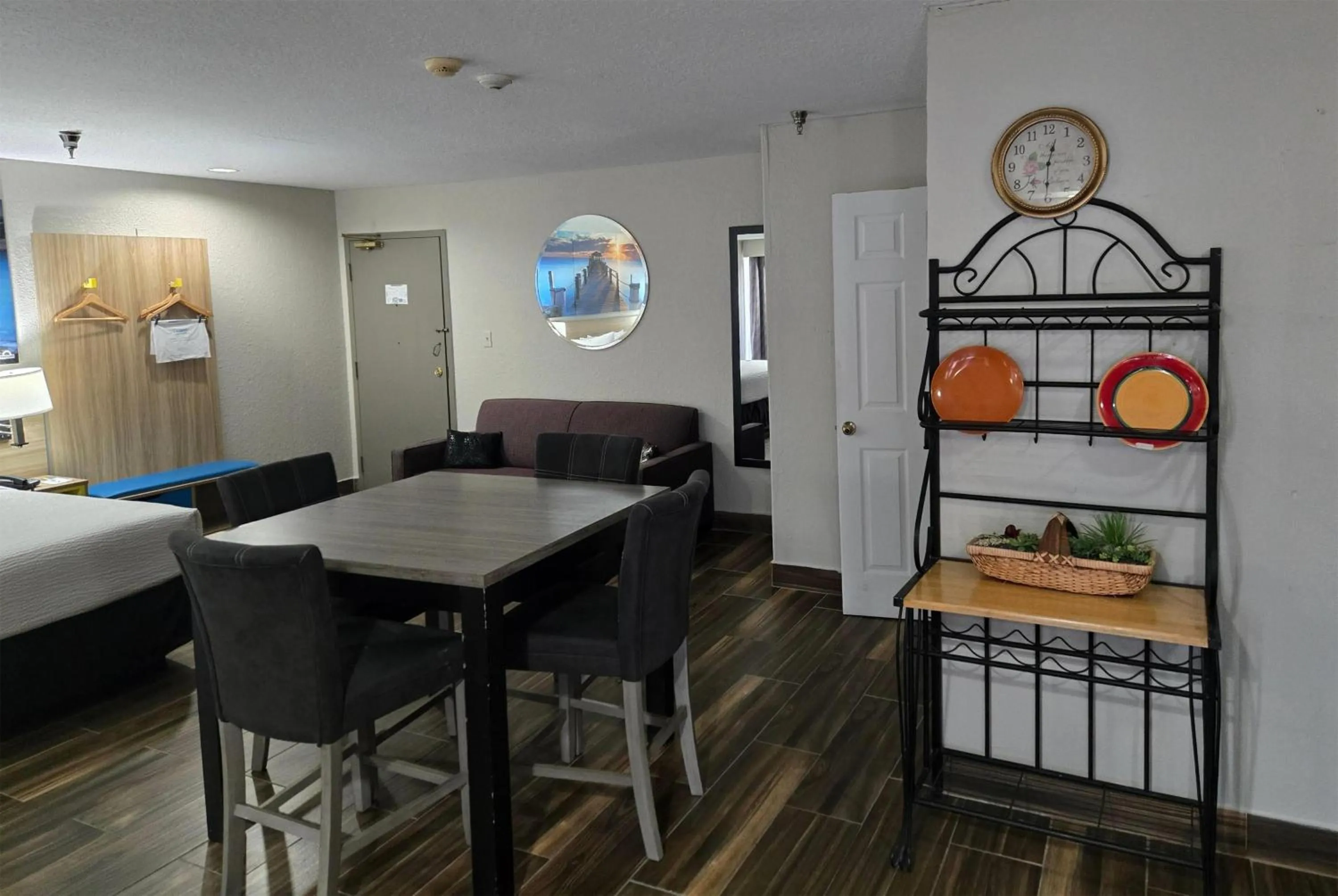 Photo of the whole room, Bed in Days Inn & Suites by Wyndham Tampa/Raymond James Stadium