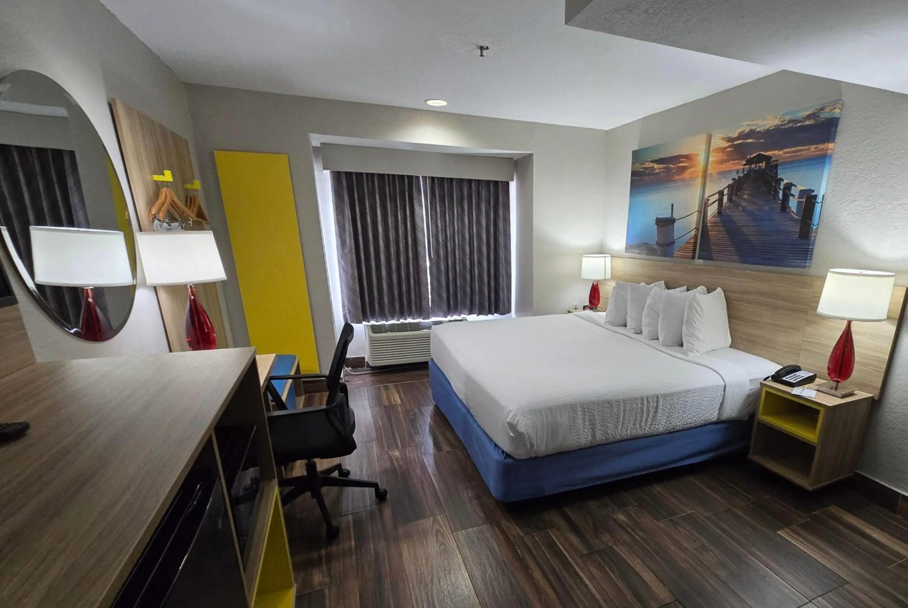 Photo of the whole room, Bed in Days Inn & Suites by Wyndham Tampa/Raymond James Stadium