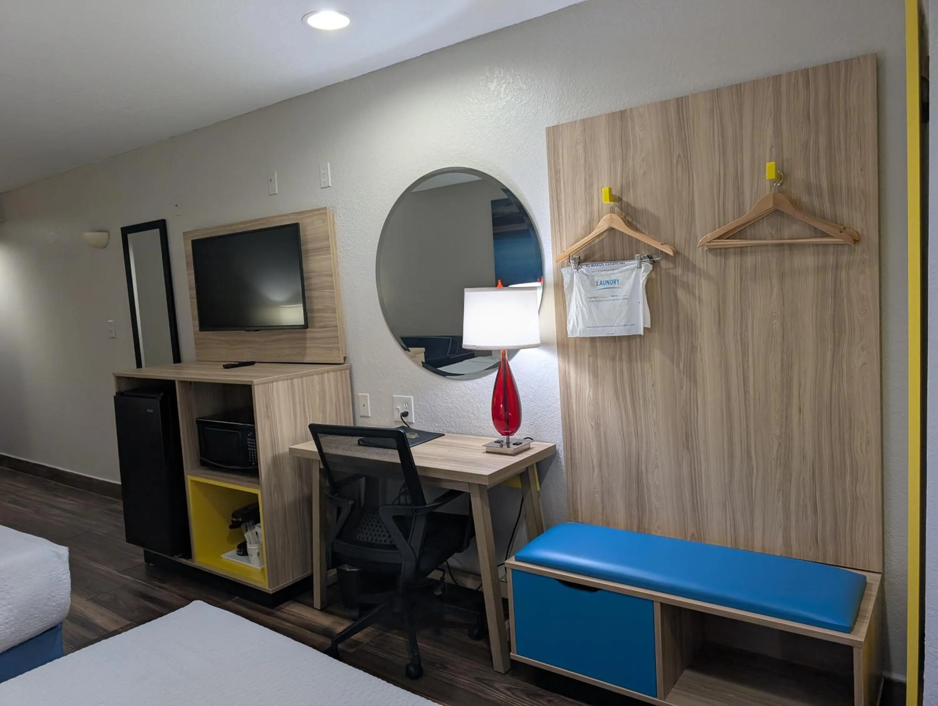 Bed in Days Inn & Suites by Wyndham Tampa/Raymond James Stadium