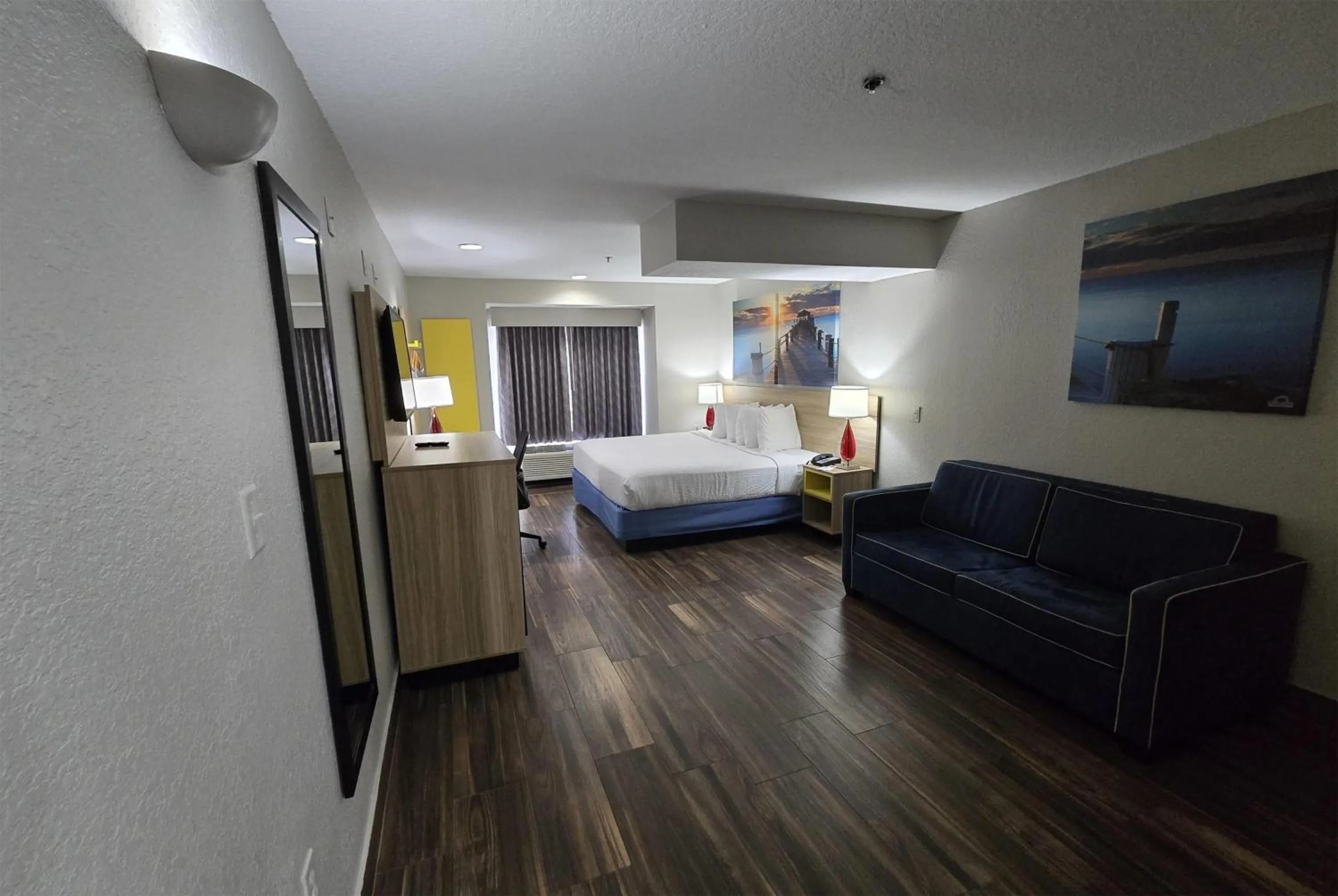 Photo of the whole room, Bed in Days Inn & Suites by Wyndham Tampa/Raymond James Stadium