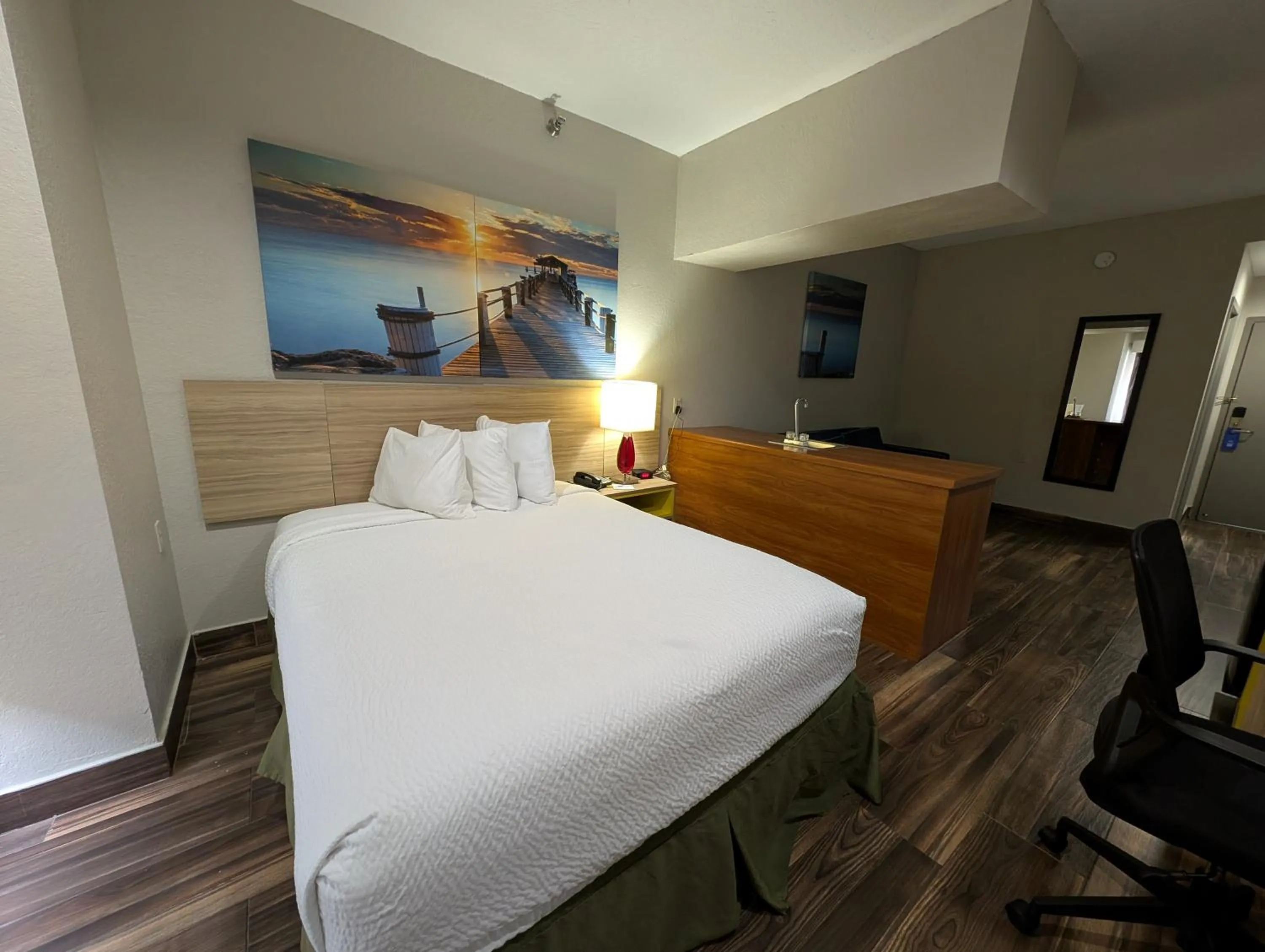 Bed in Days Inn & Suites by Wyndham Tampa/Raymond James Stadium