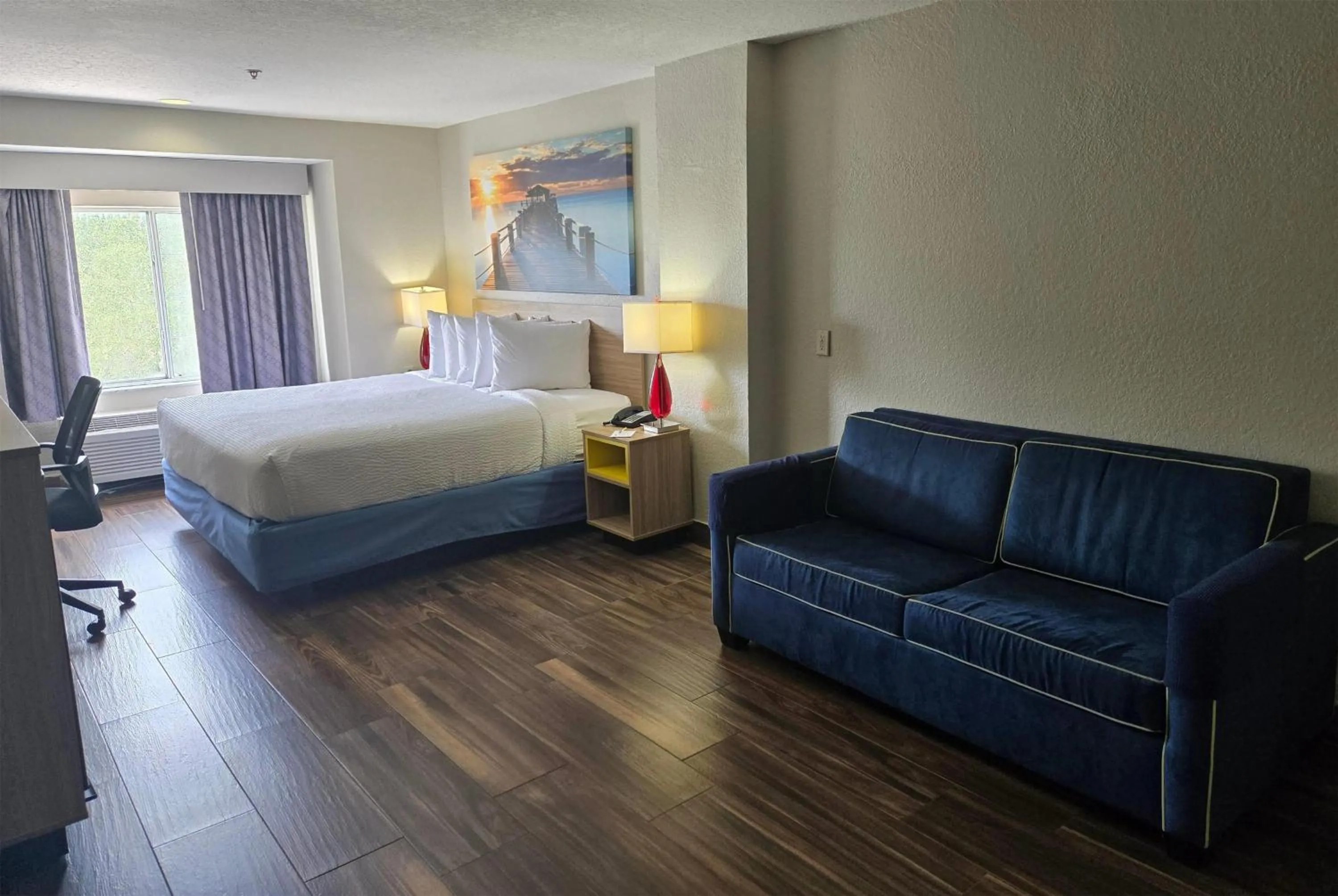 Photo of the whole room, Bed in Days Inn & Suites by Wyndham Tampa/Raymond James Stadium