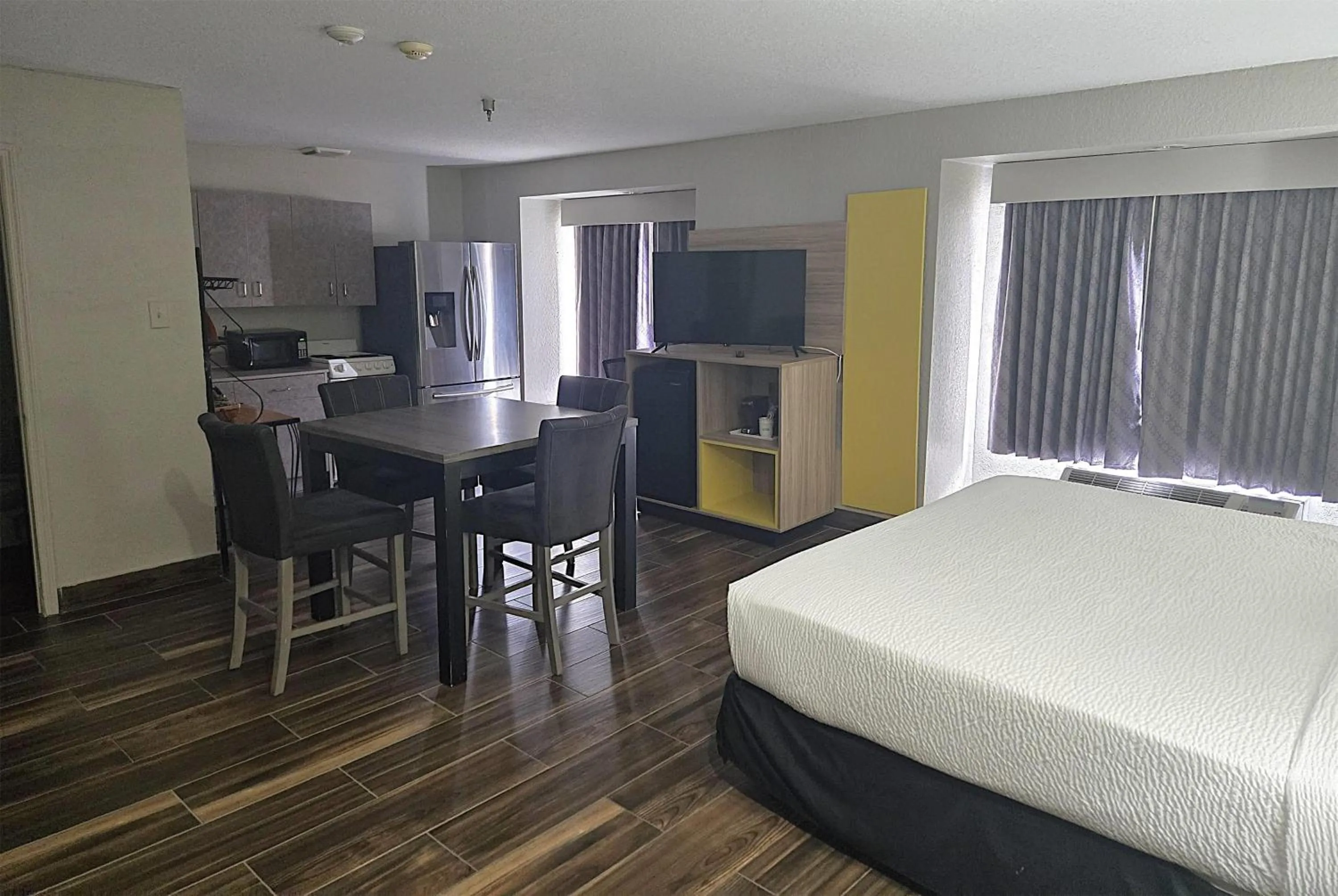 Photo of the whole room, Bed in Days Inn & Suites by Wyndham Tampa/Raymond James Stadium