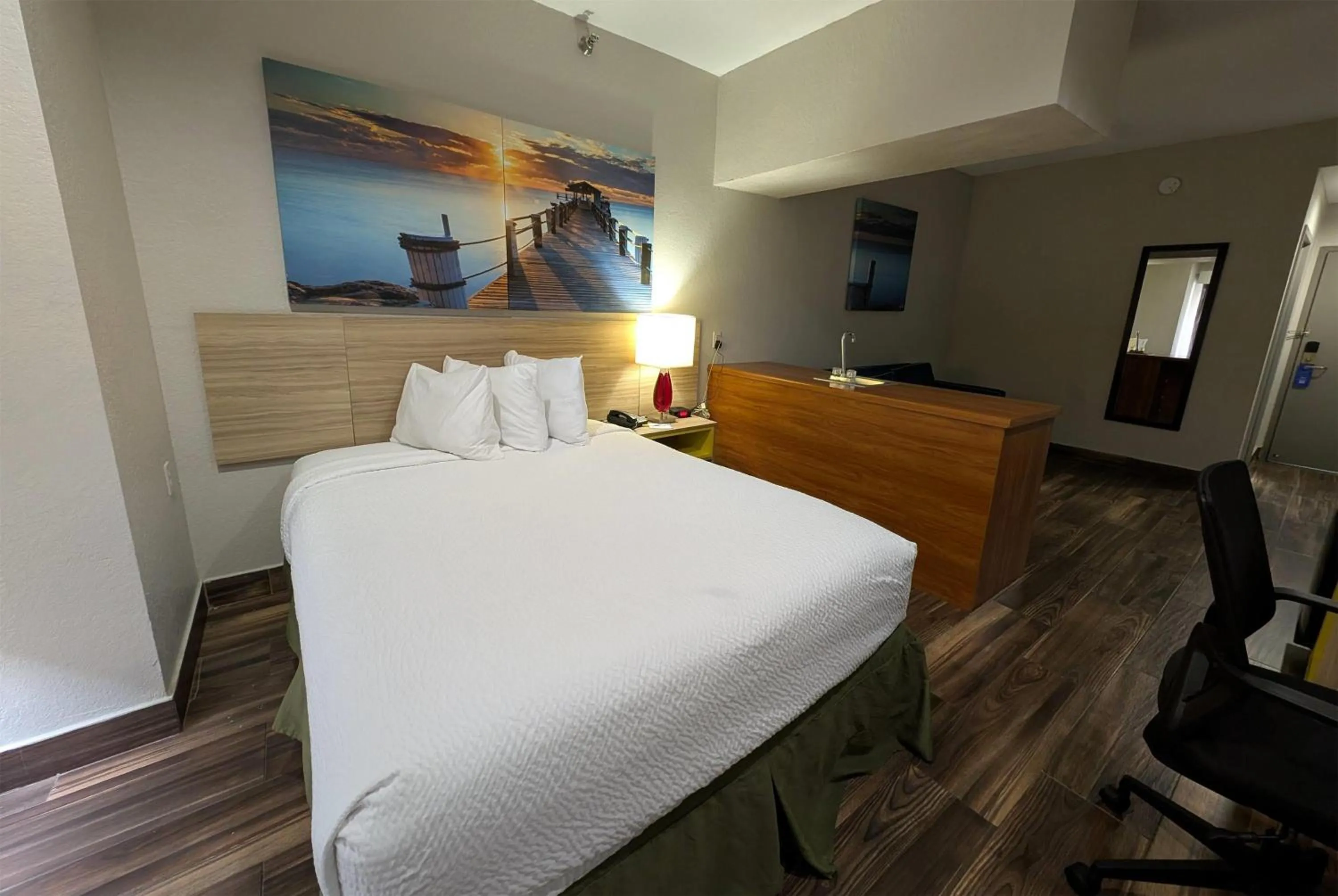 Photo of the whole room, Bed in Days Inn & Suites by Wyndham Tampa/Raymond James Stadium