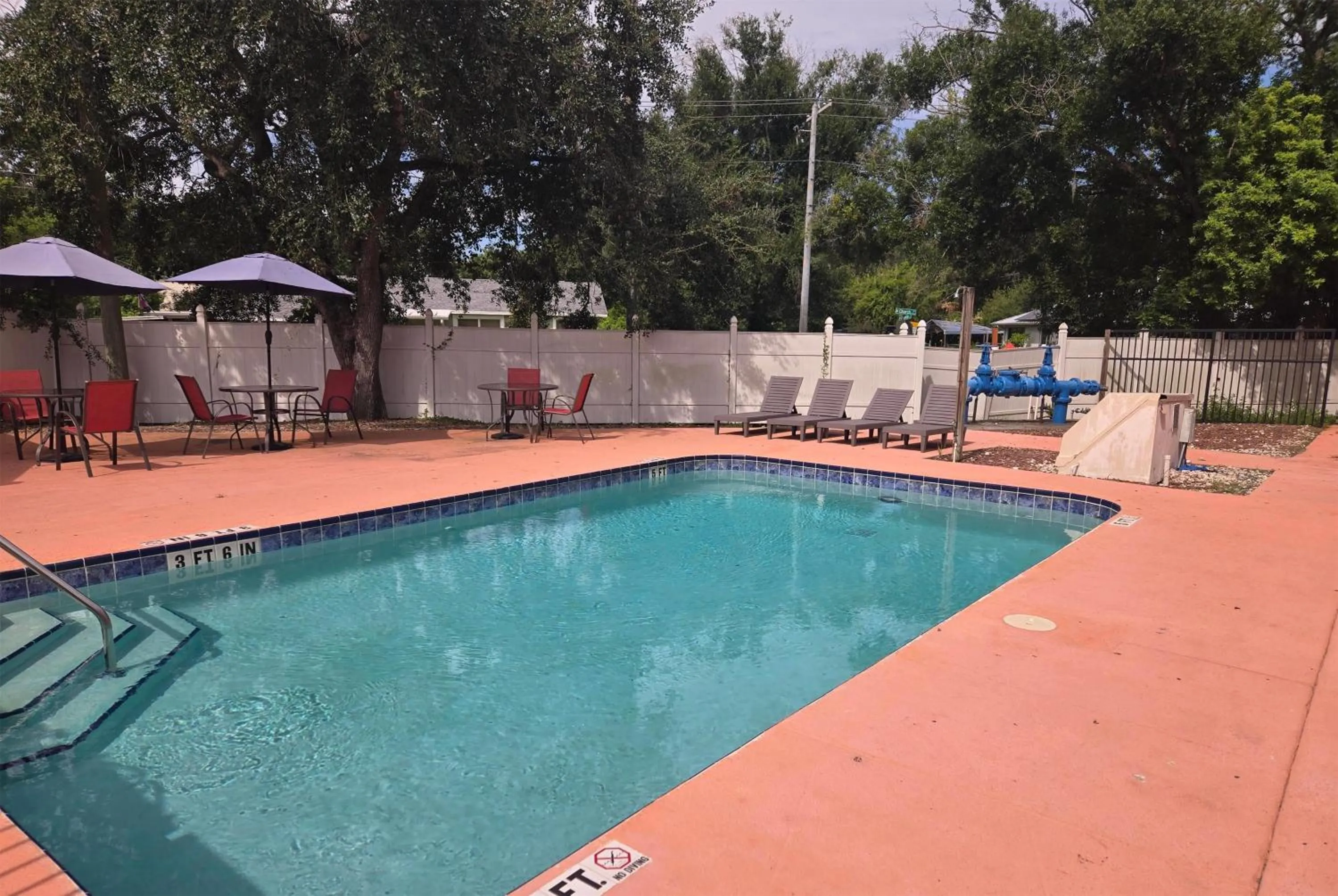 Pool view in Days Inn & Suites by Wyndham Tampa/Raymond James Stadium