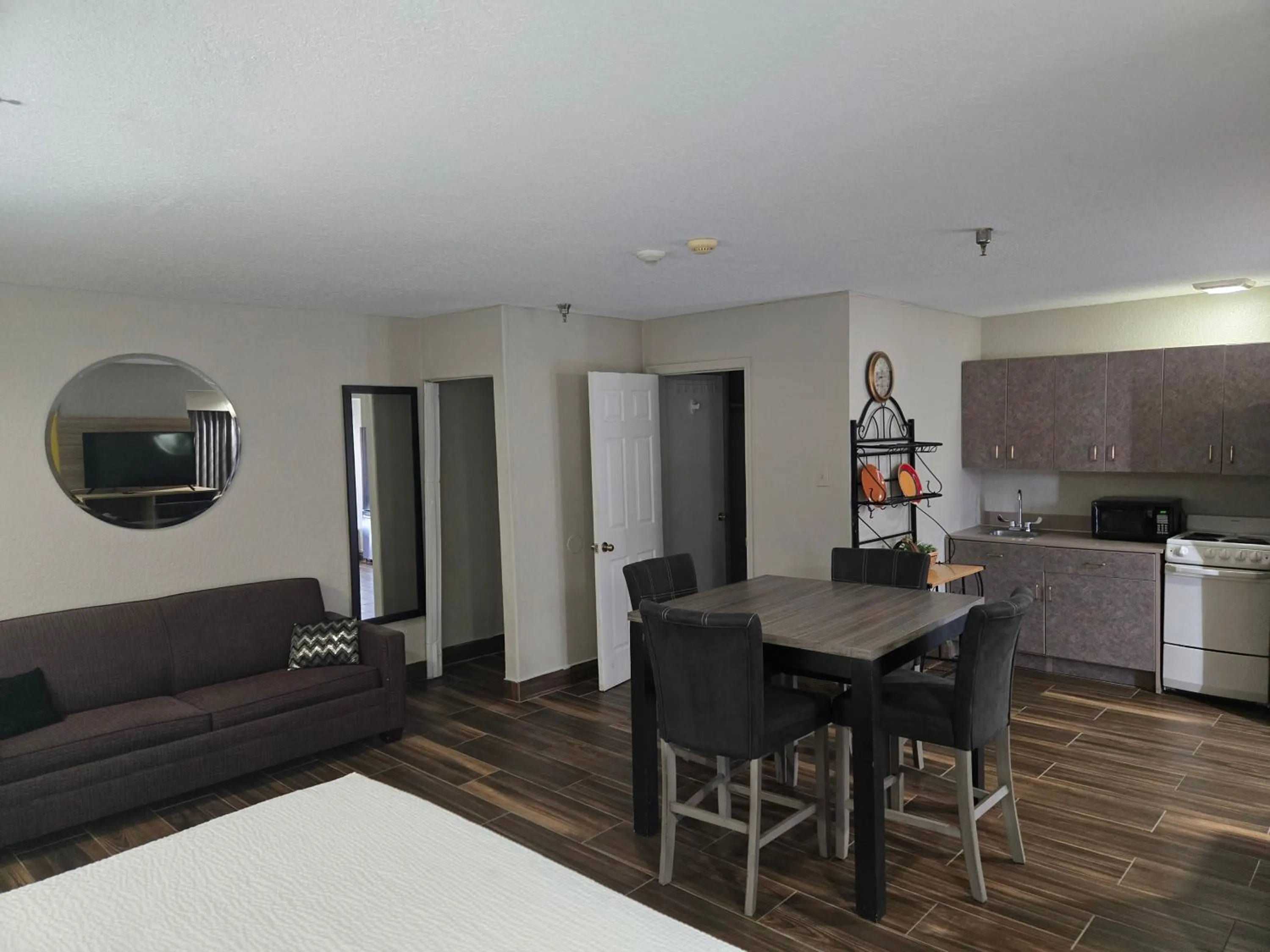Days Inn & Suites by Wyndham Tampa/Raymond James Stadium
