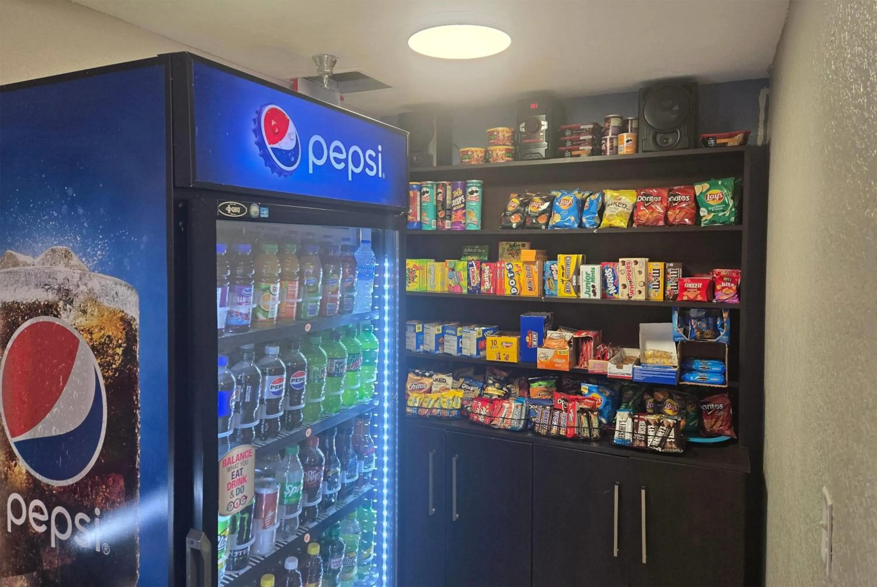 Food and drinks in Days Inn & Suites by Wyndham Tampa/Raymond James Stadium